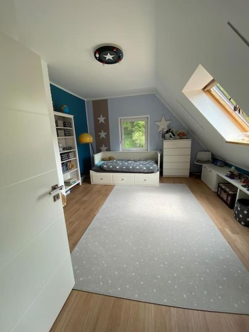 Five-Bedroom House photo 3