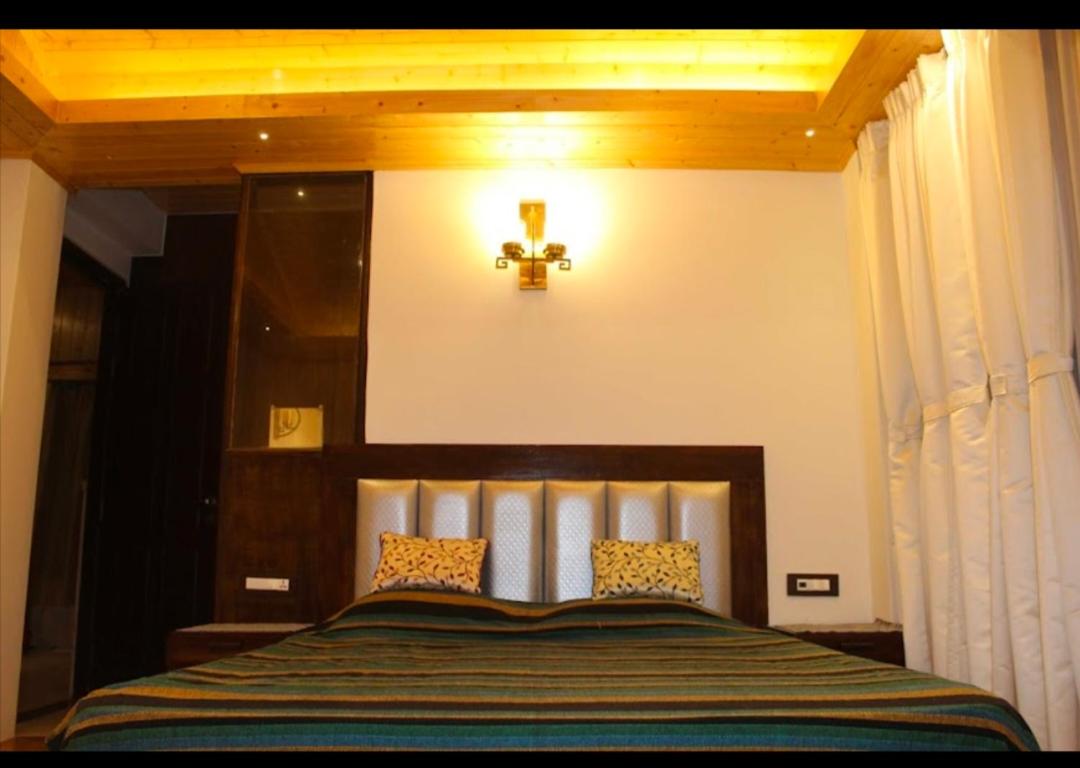 Family Room With Balcony photo 1
