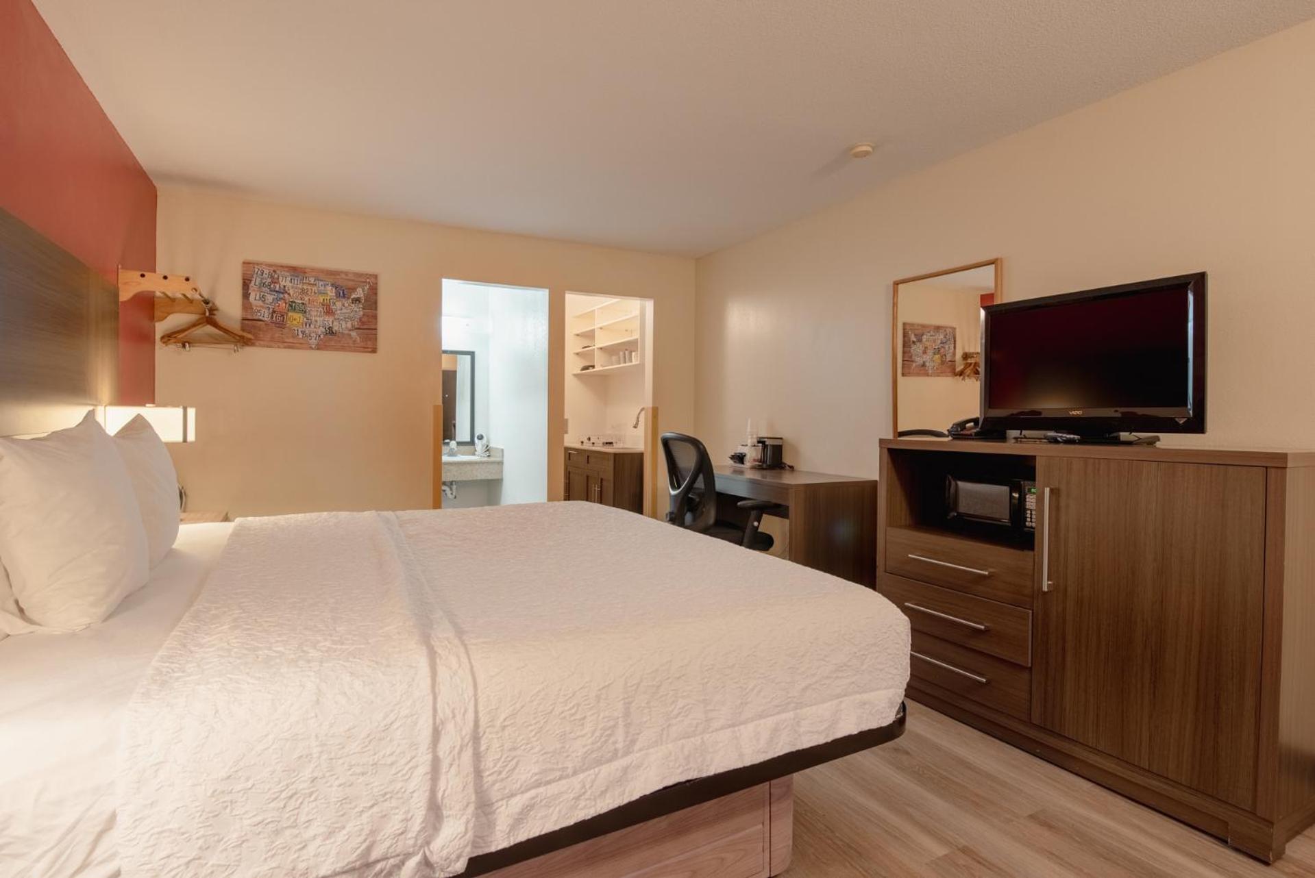 King Efficiency Room with Kitchenette - Non-Smoking - Photo 2
