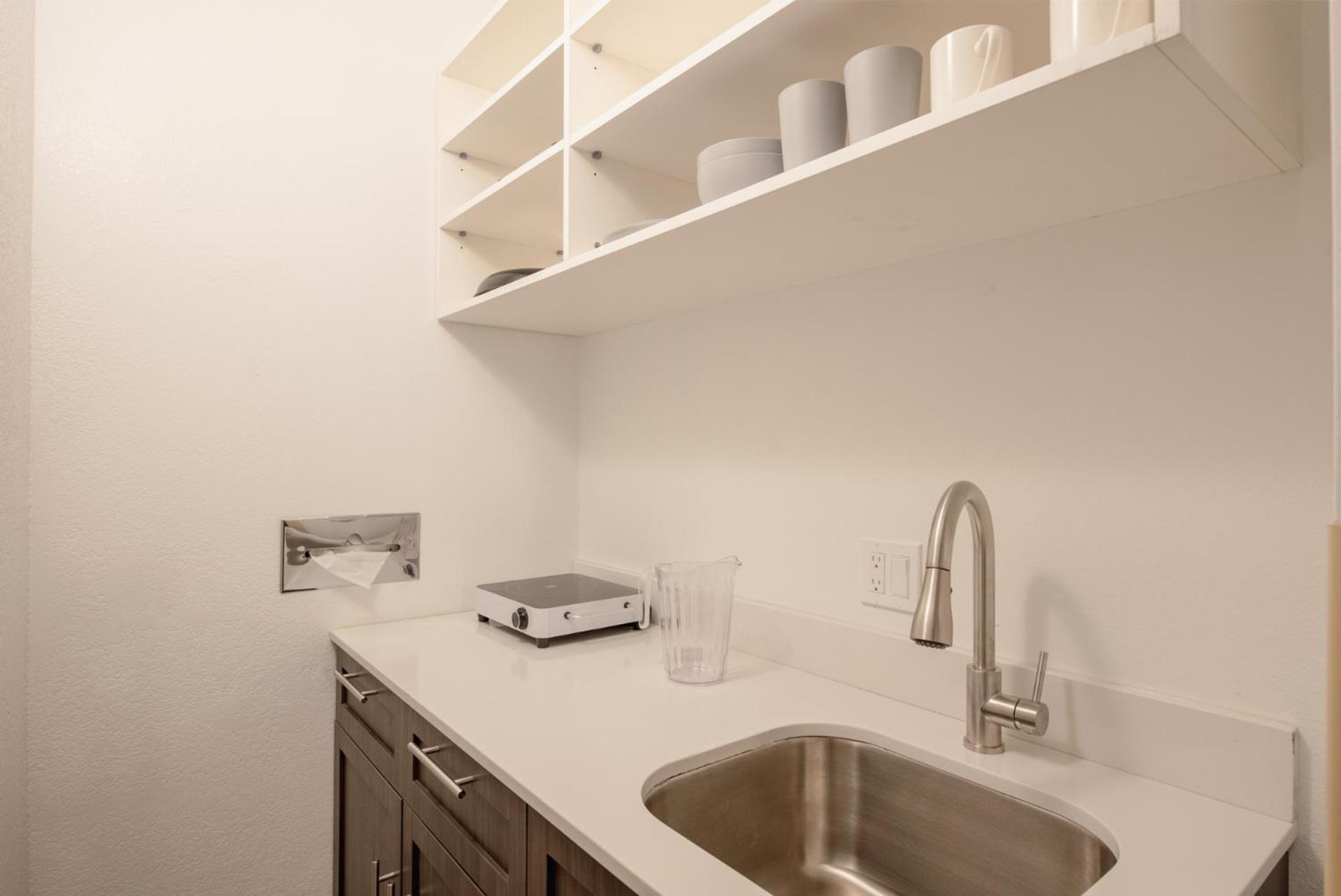 King Efficiency Room with Kitchenette - Non-Smoking - Photo 4