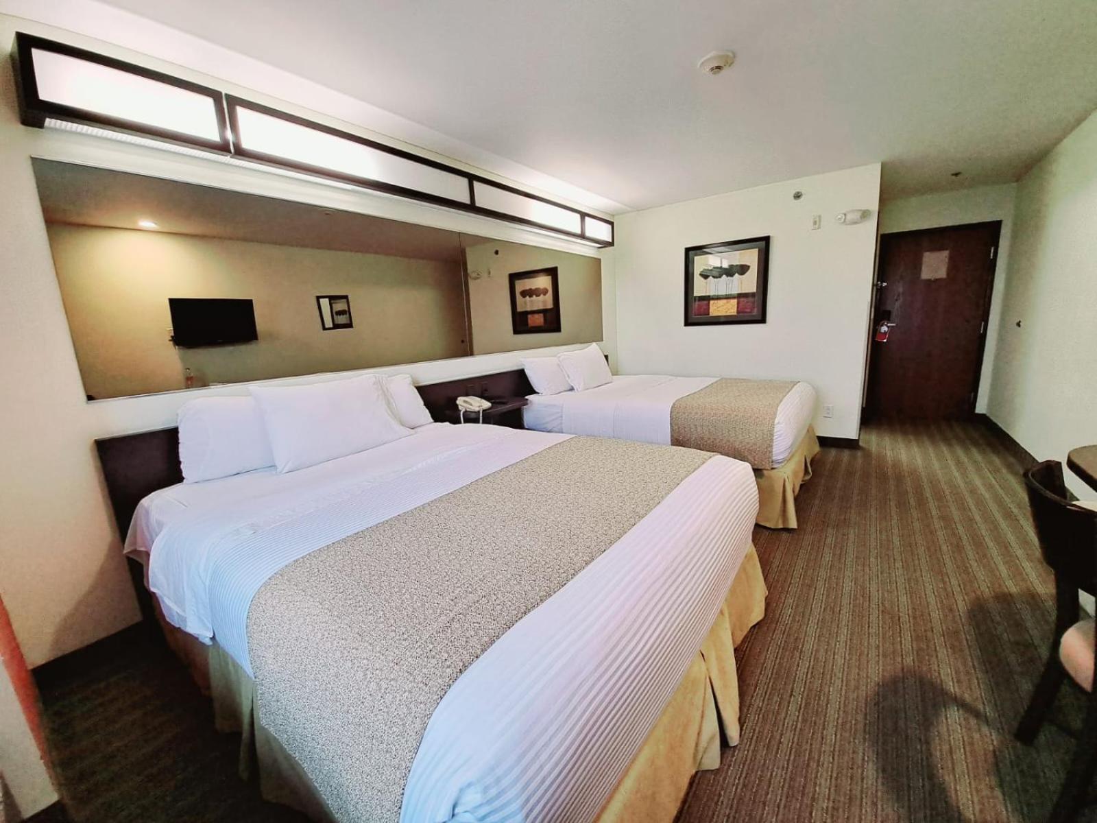 Queen Room with Two Queen Beds - Non-Smoking - Photo 2