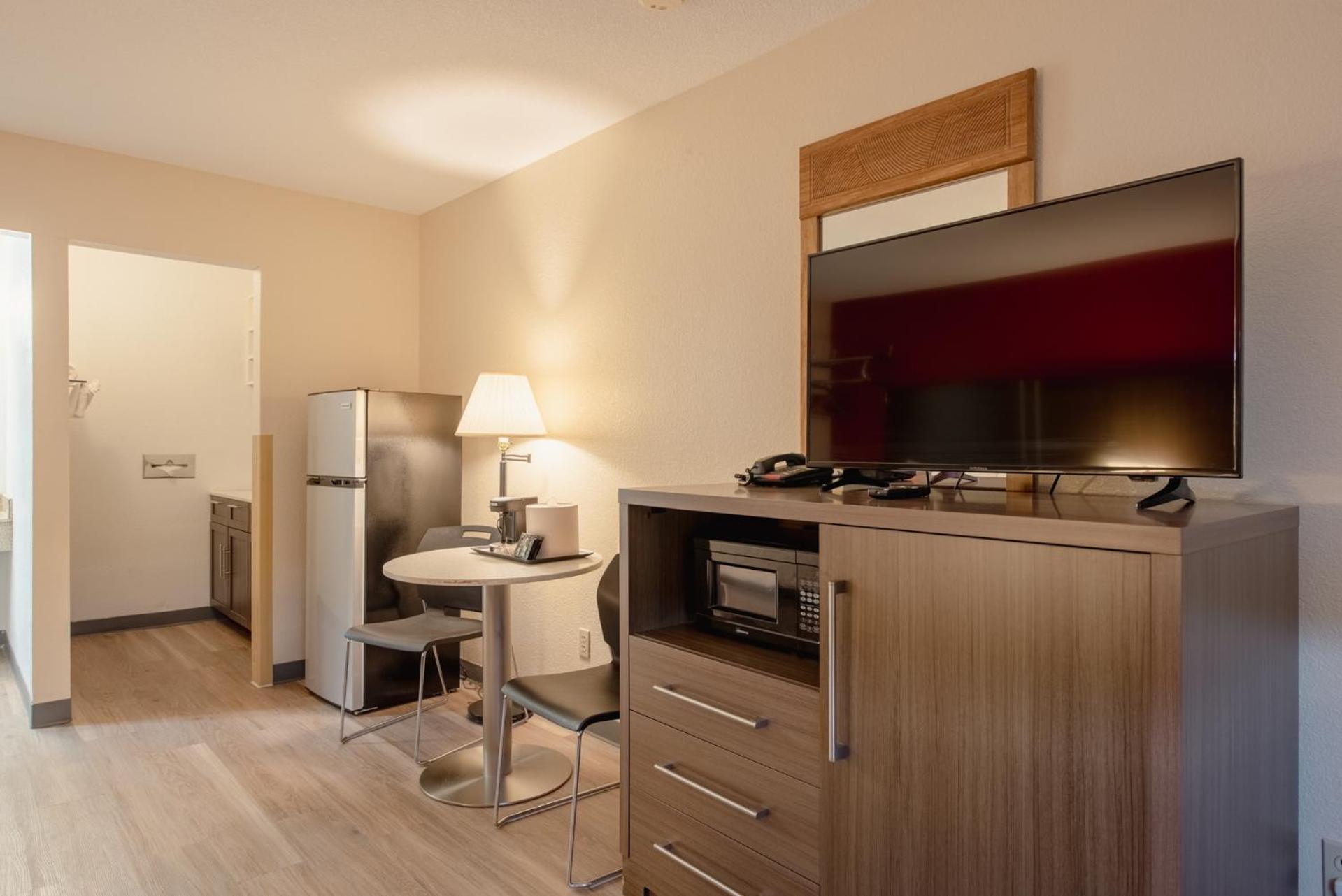 Queen Efficiency Room with Kitchenette - Non-Smoking - Photo 4