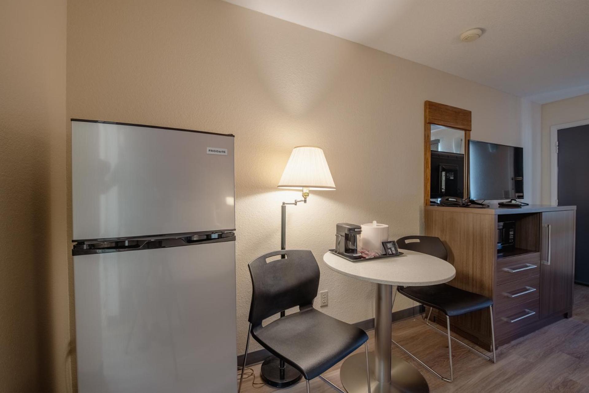 Queen Efficiency Room with Kitchenette - Non-Smoking - Photo 1