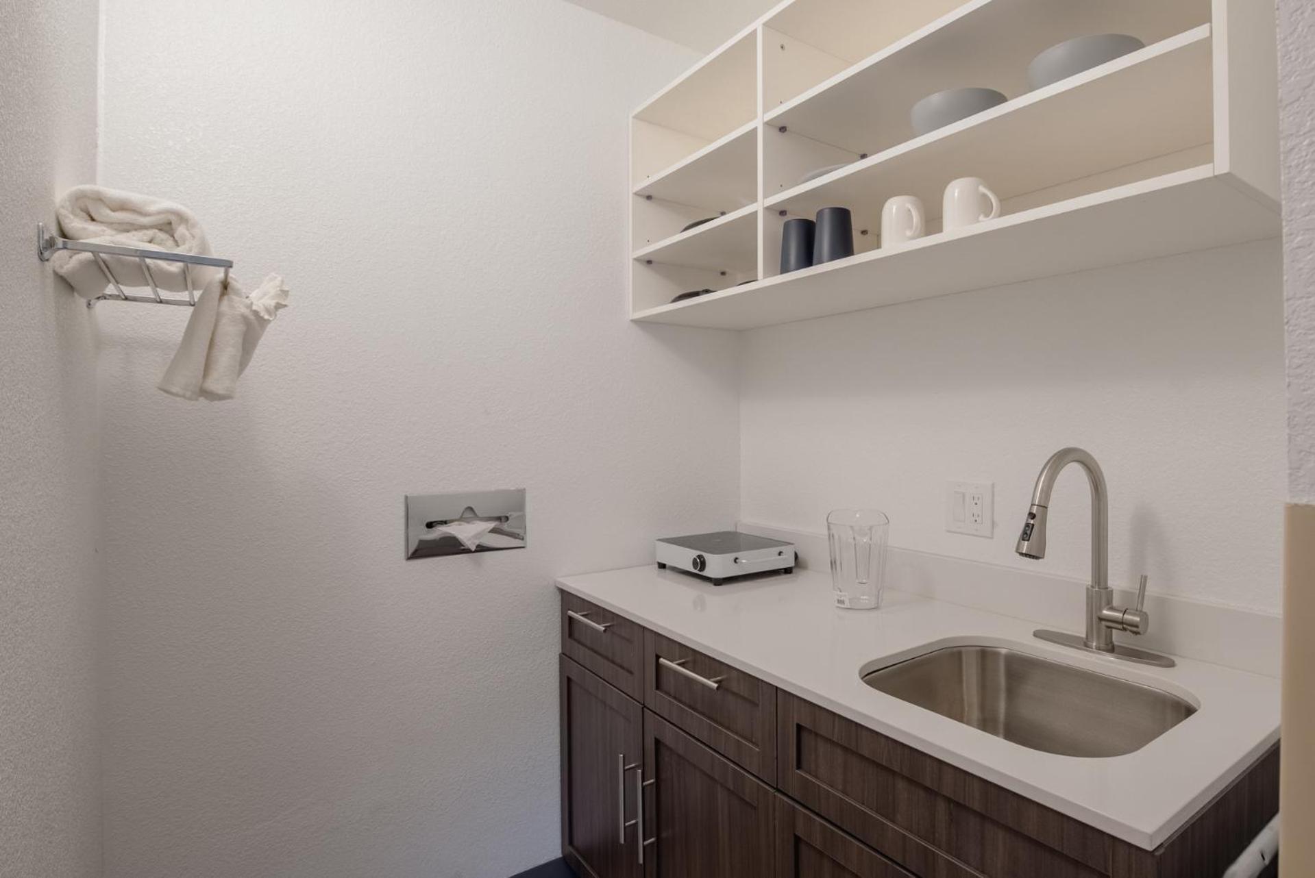 Queen Efficiency Room with Kitchenette - Non-Smoking - Photo 2