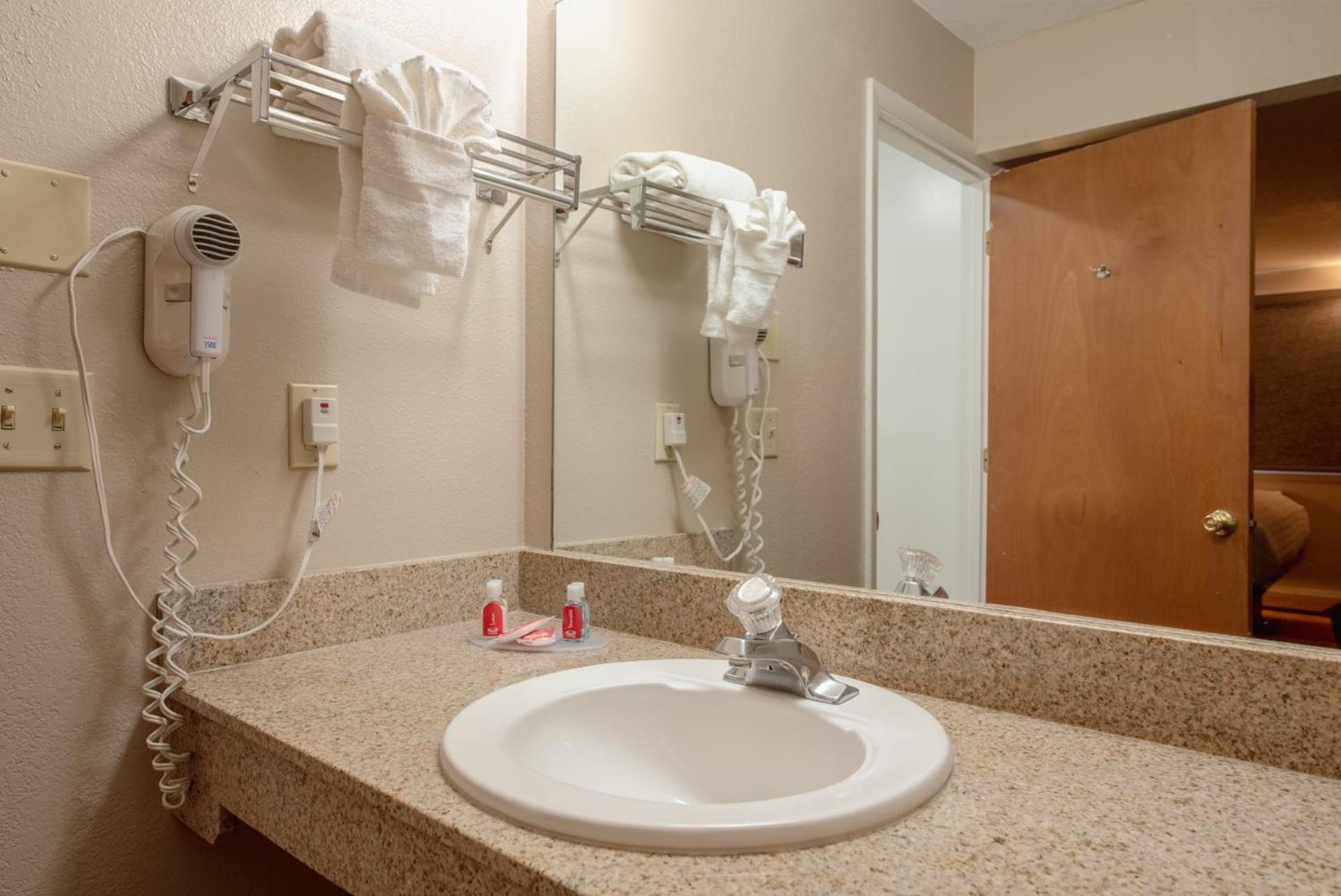 King Efficiency Room with Kitchenette - Non-Smoking/Accessible - Photo 2