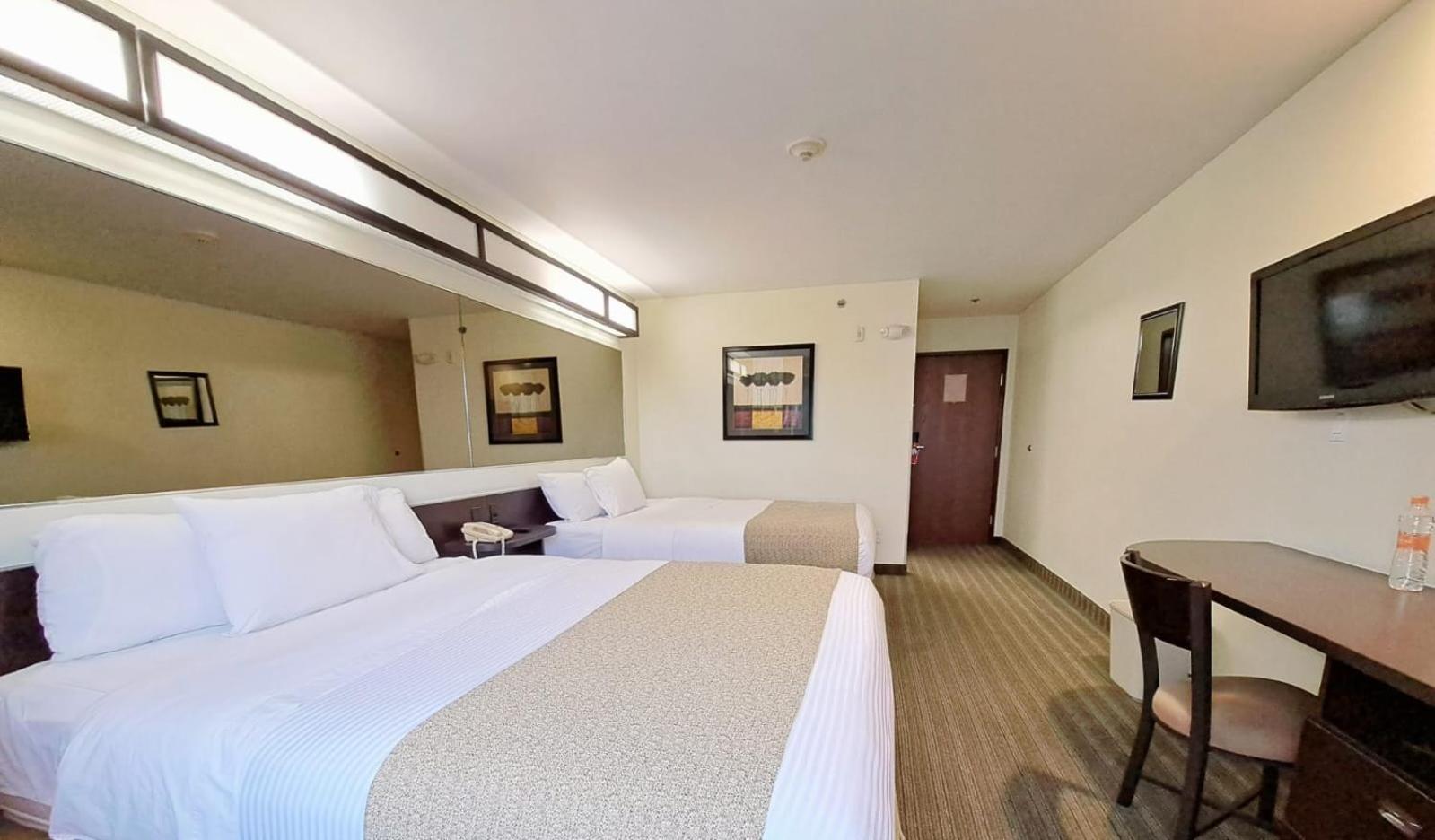 Queen Room with Two Queen Beds - Smoking - Photo 4