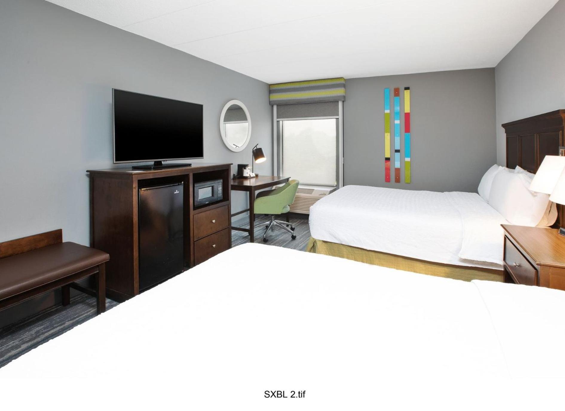 Room with Two Queen Beds - Non-Smoking photo 2