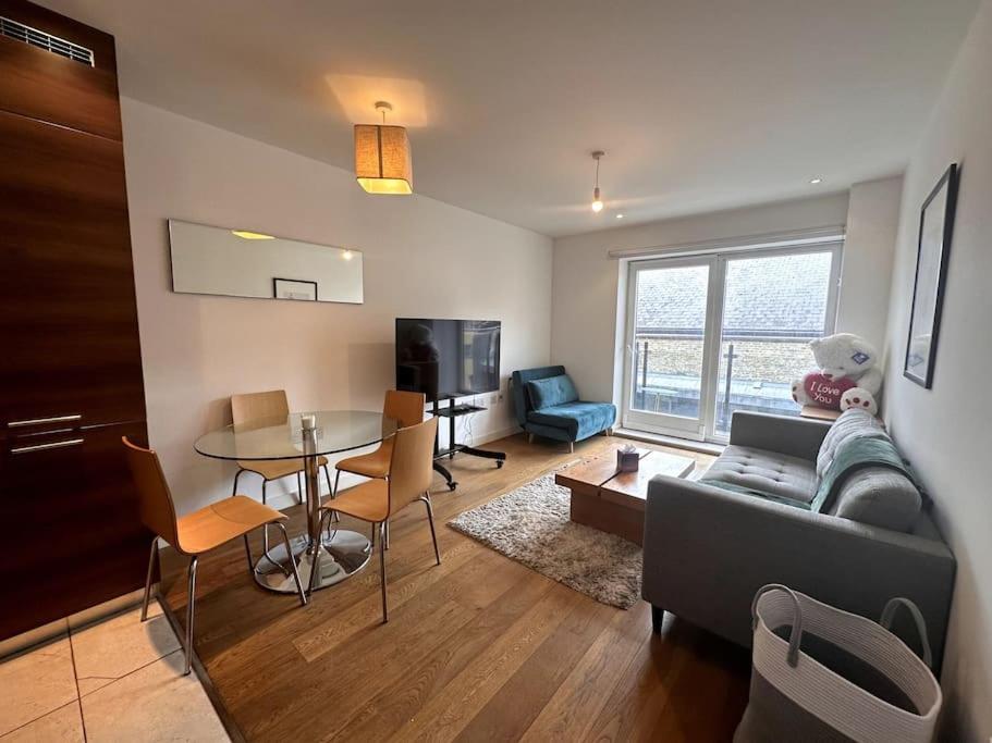 One-Bedroom Apartment photo 1