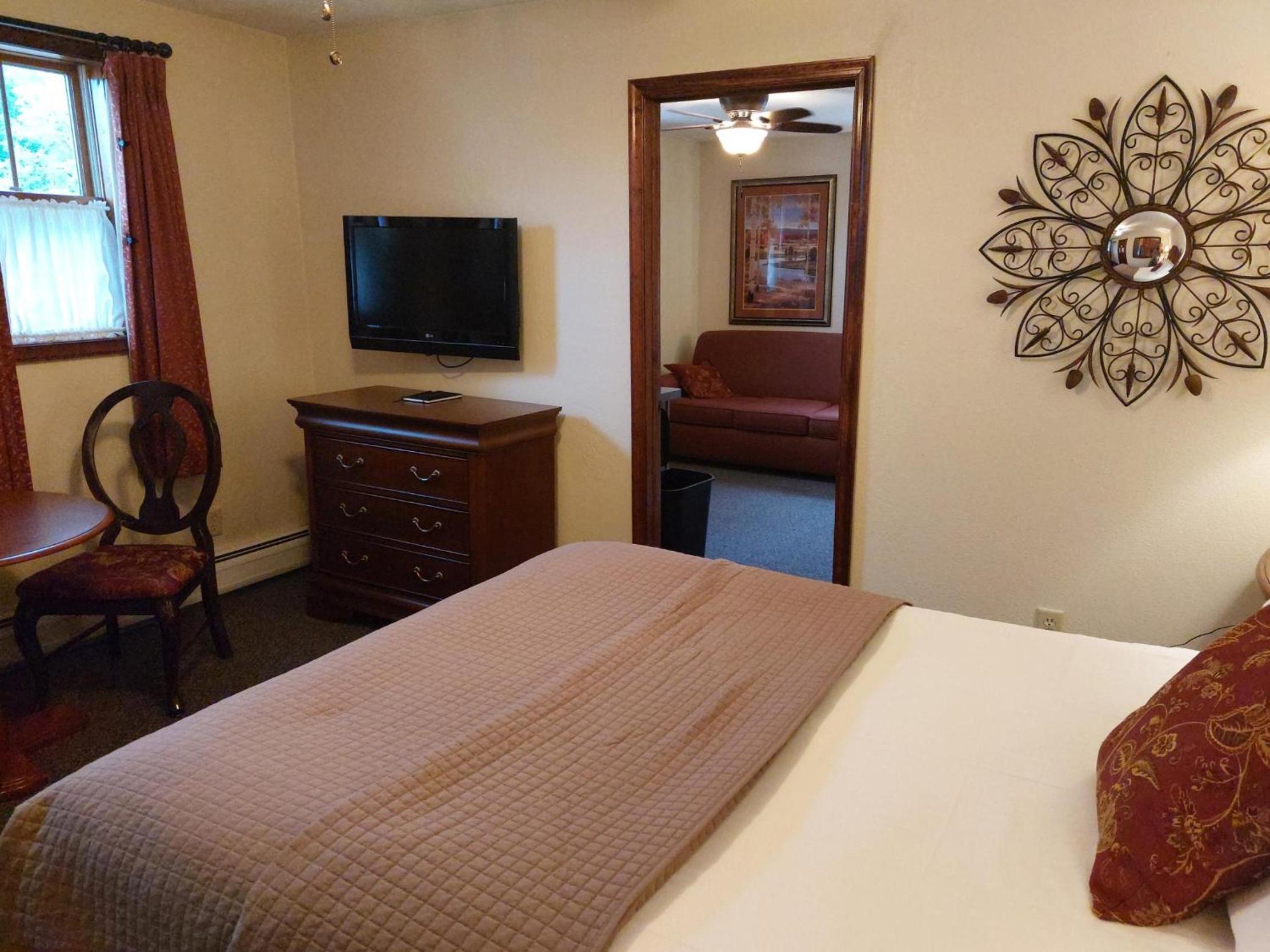 Queen Suite with Sofa Bed - Photo 9