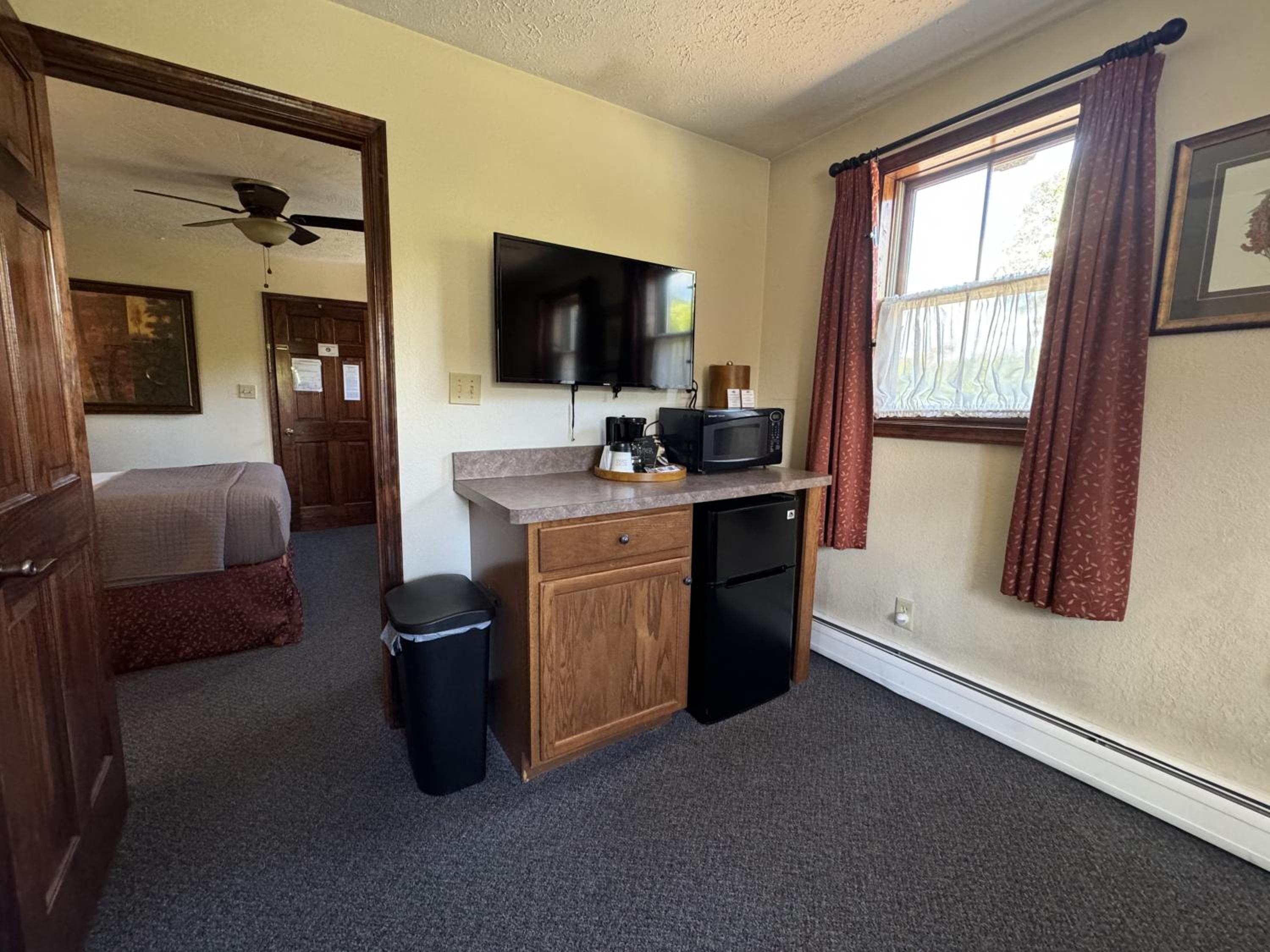 Queen Suite with Sofa Bed - Photo 4