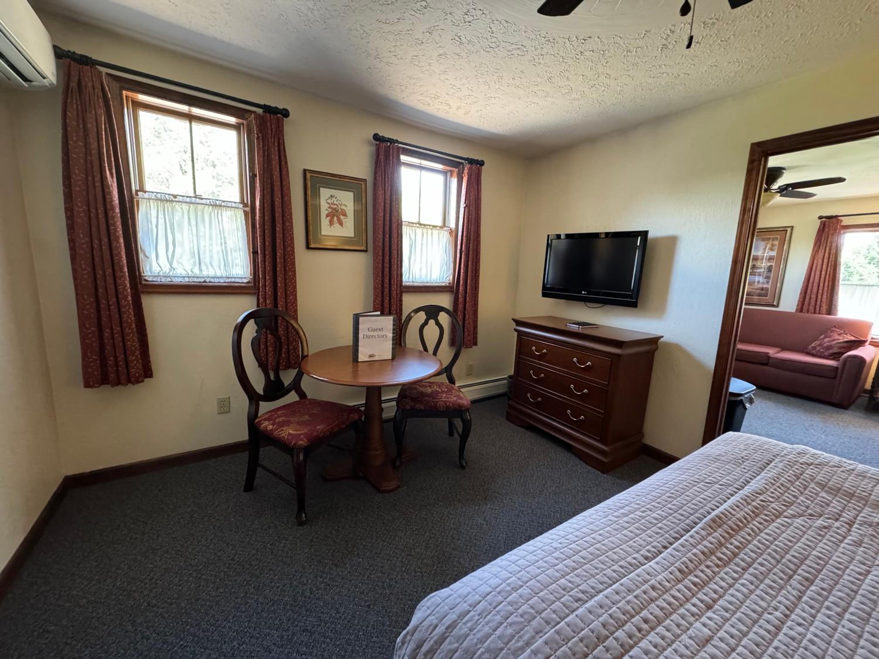 Queen Suite with Sofa Bed - Photo 8