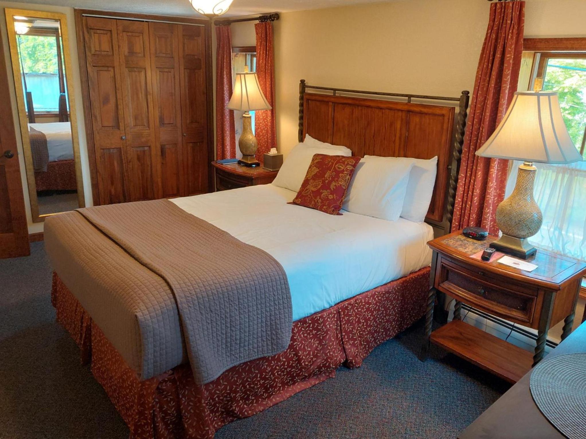 Queen Suite - Photo 1