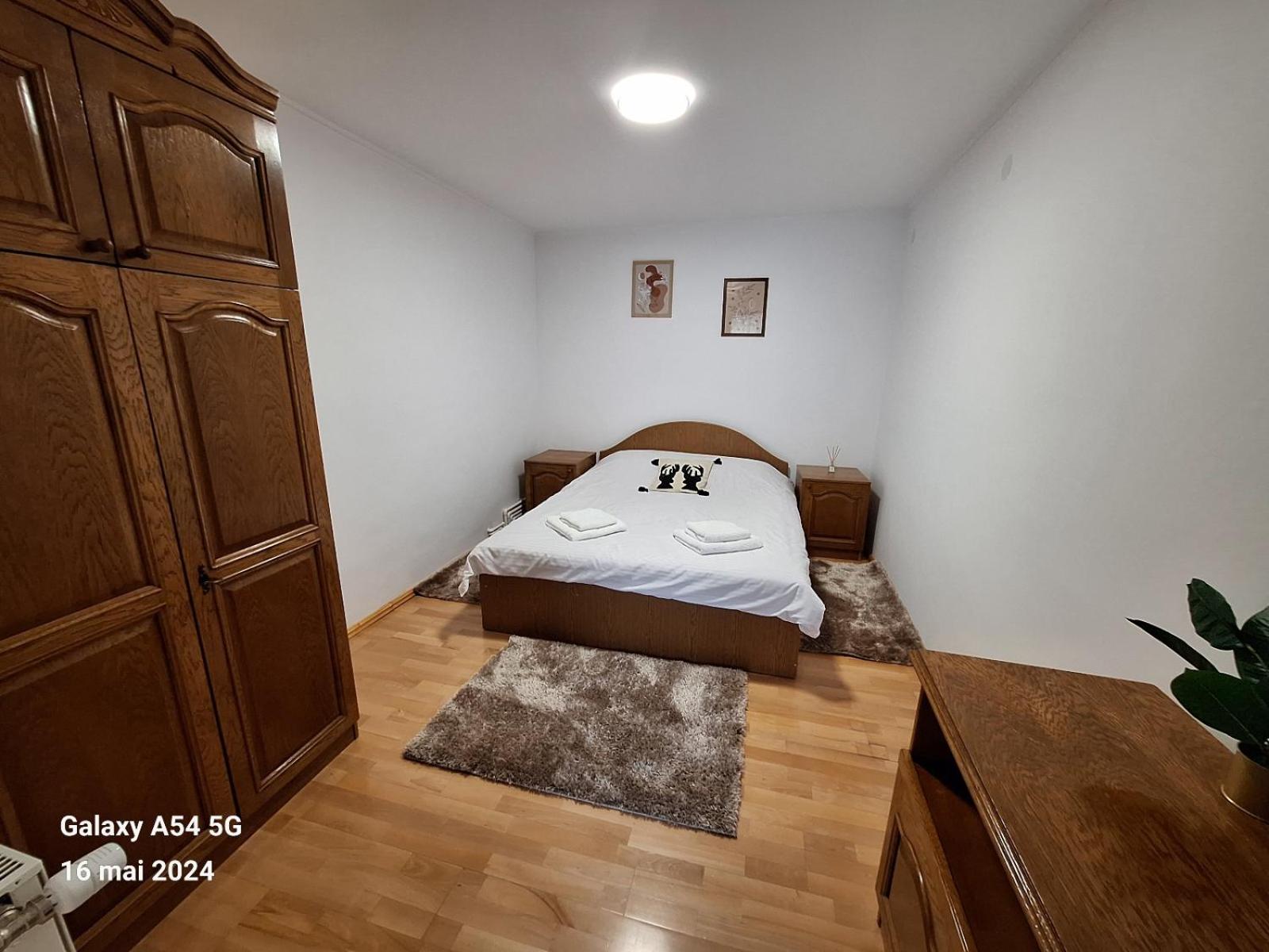 Six-Bedroom House photo 1