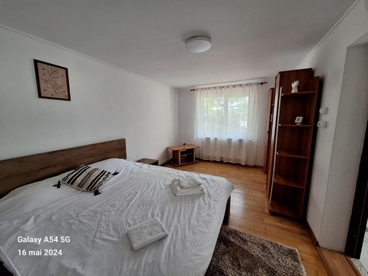 Six-Bedroom House photo 3