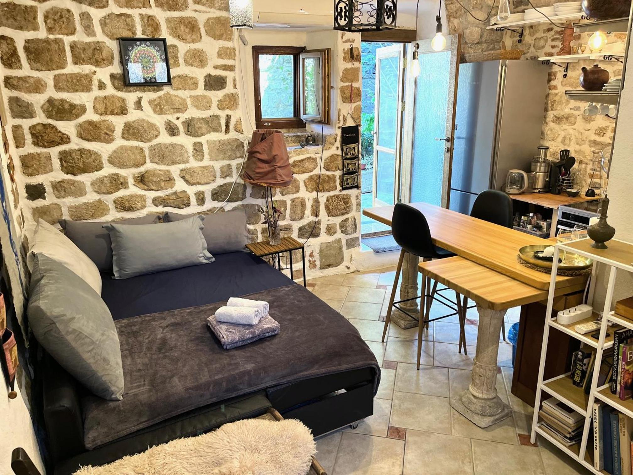 Double Room with Patio - Photo 10