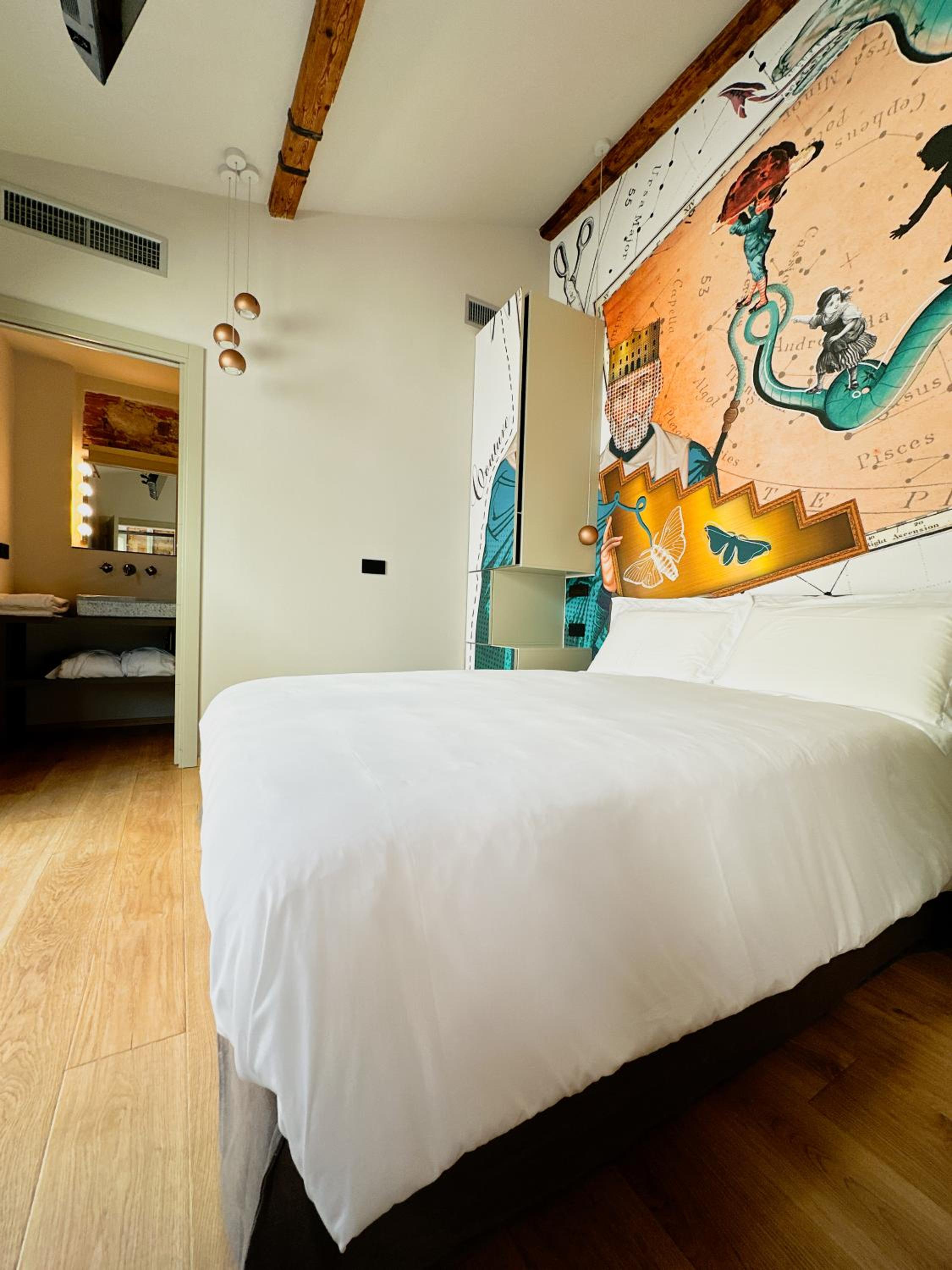 Deluxe Double Room with Balcony photo 2