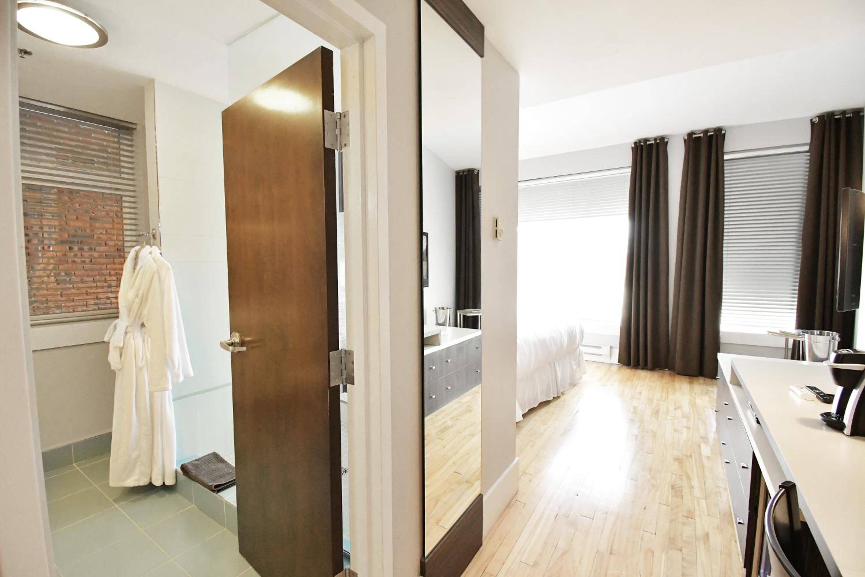Deluxe King Room photo 2