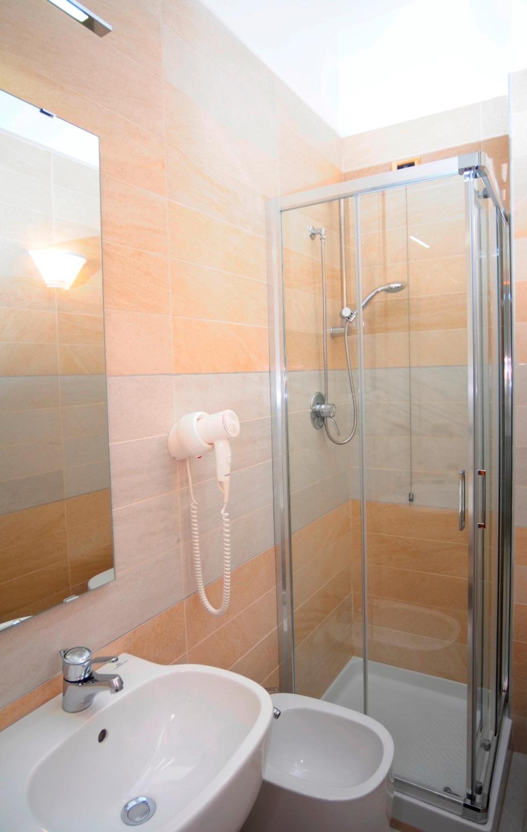 Standard Single Room - Photo 9