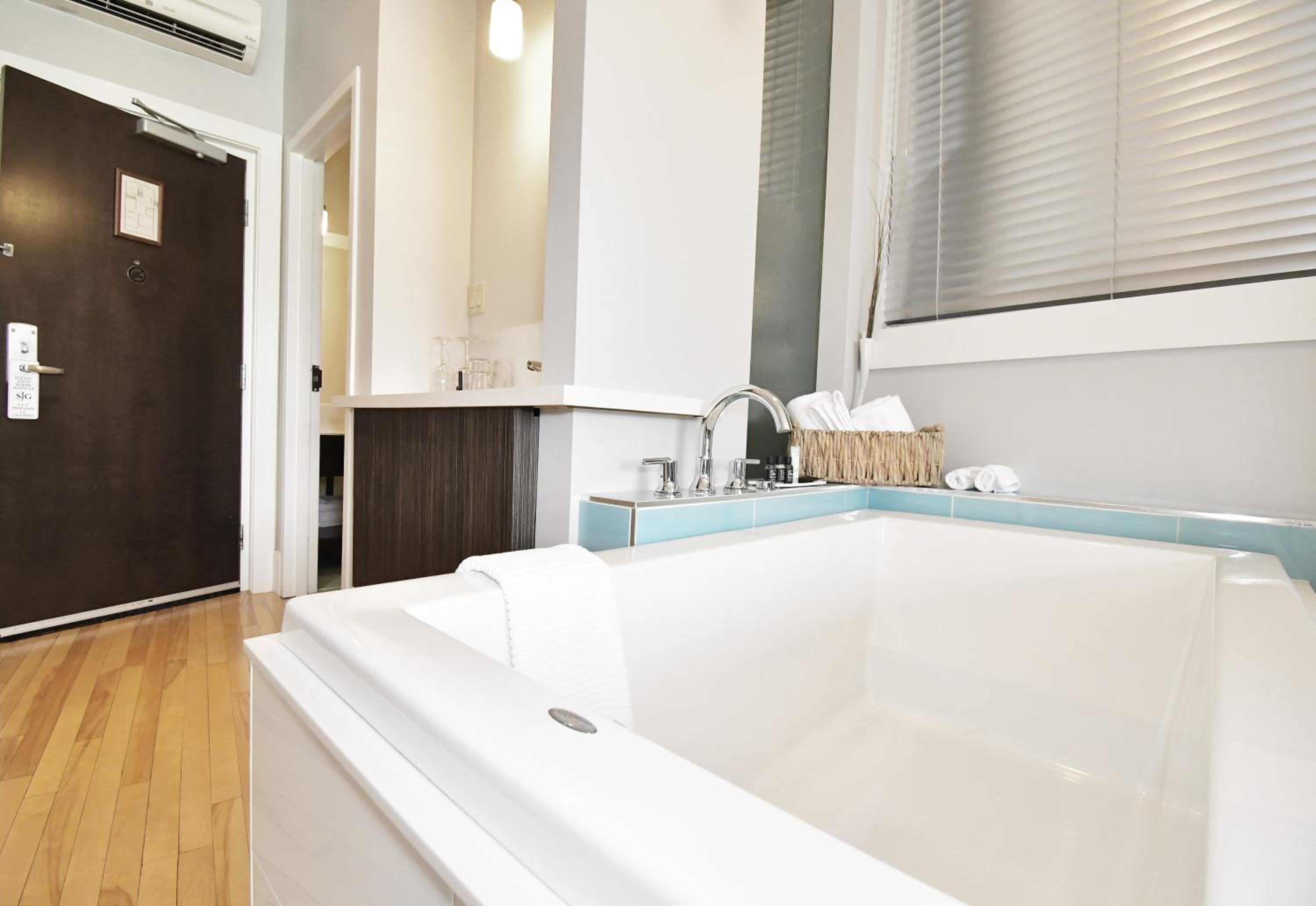 King Suite with Spa Bath photo 2
