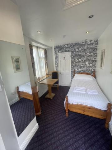 Single Room with Private Bathroom photo 2