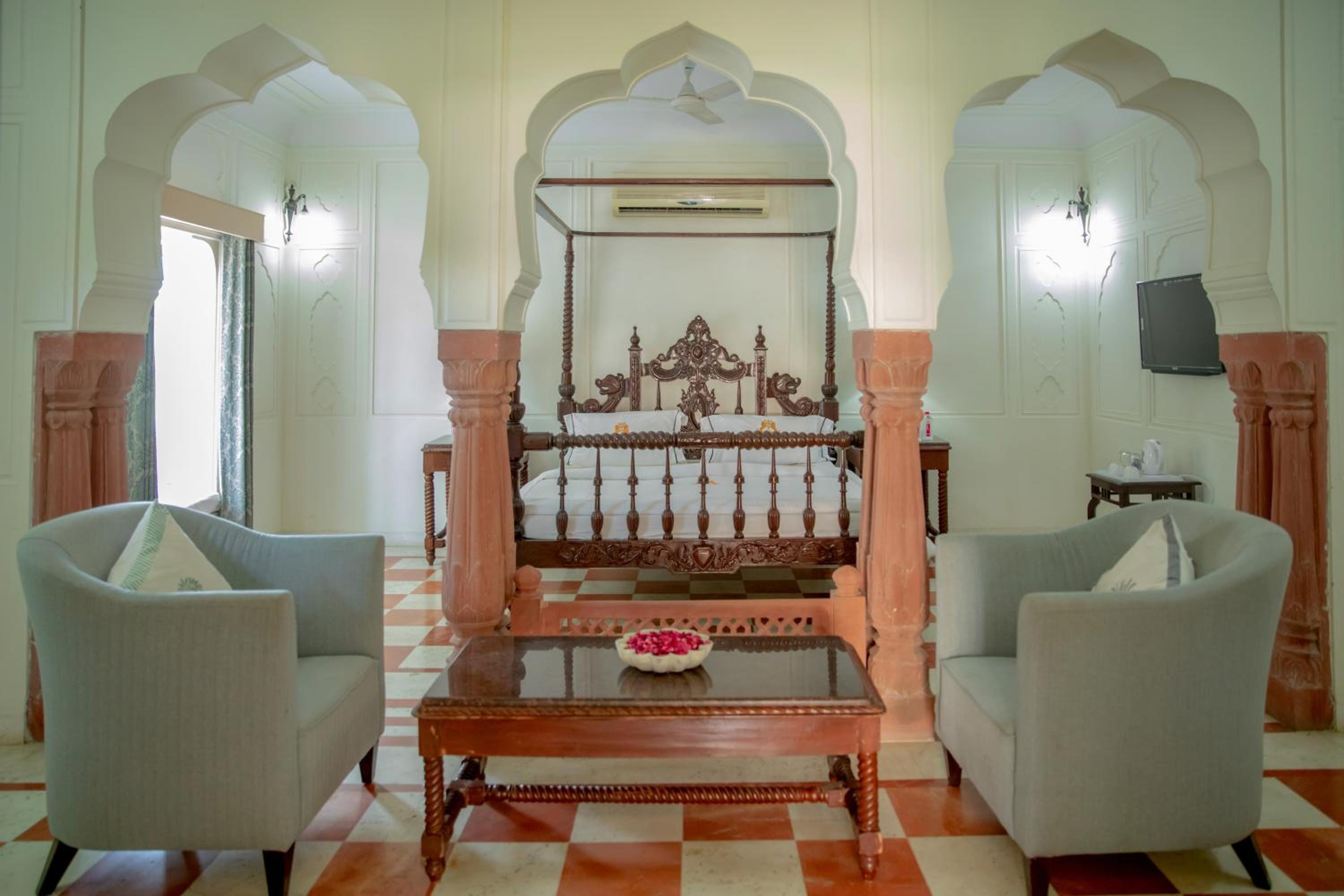 Superior Suite: 15% off on Food, 10 % off on Laundry Service