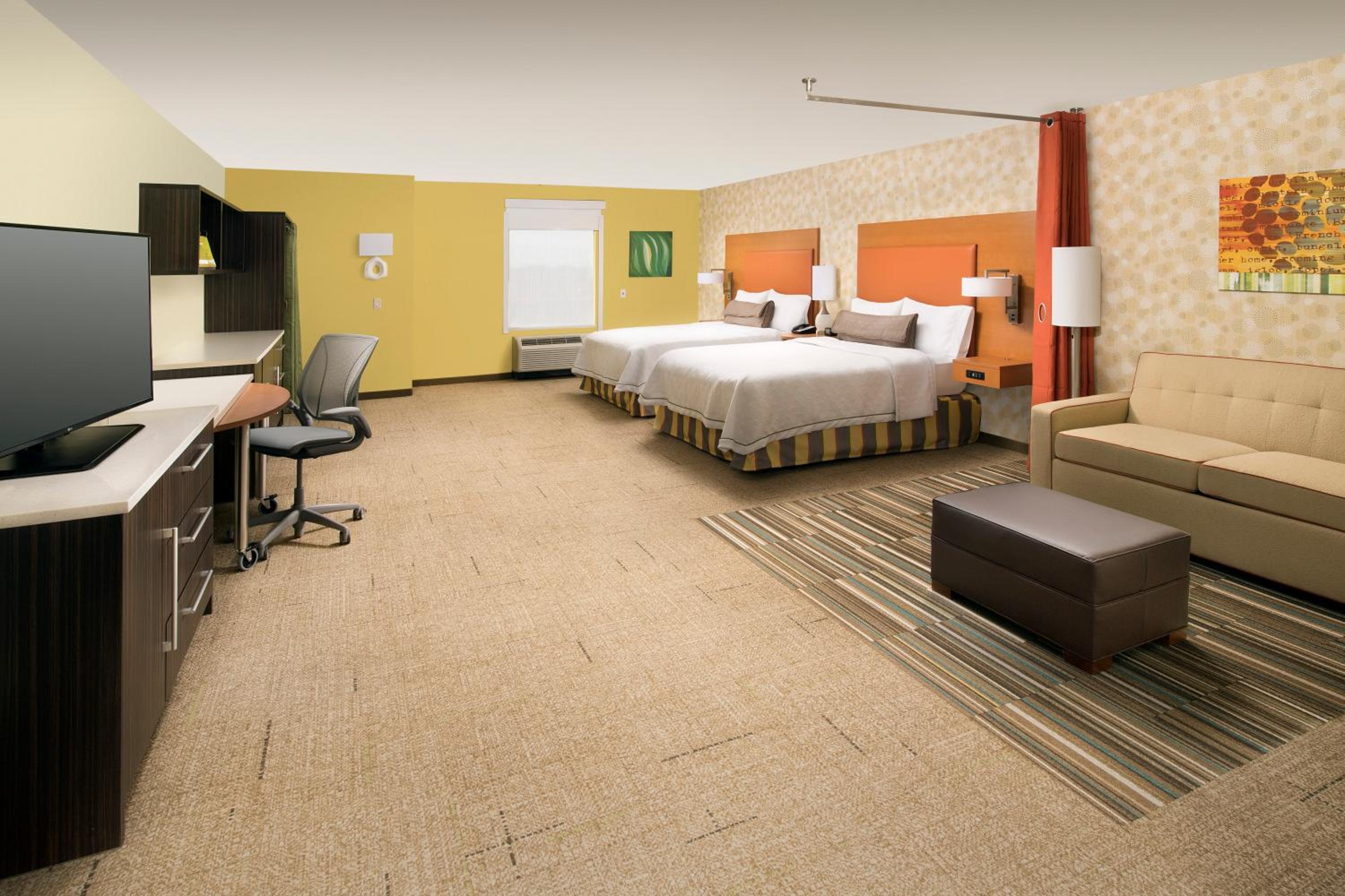 Queen Studio with Two Queen Beds - Non-Smoking thumbnail 6