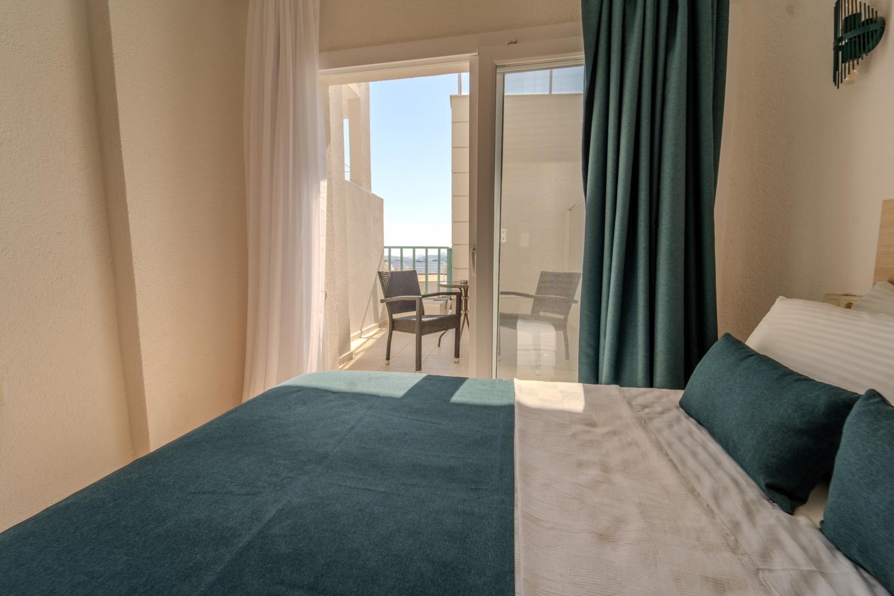 Deluxe Double Room with Balcony photo 1