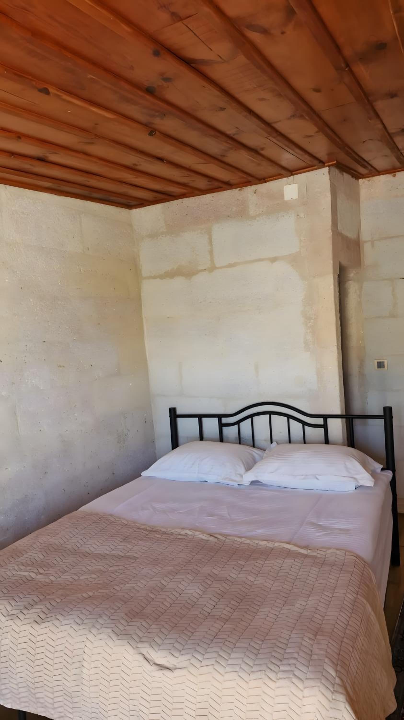 Double Room - Photo 5