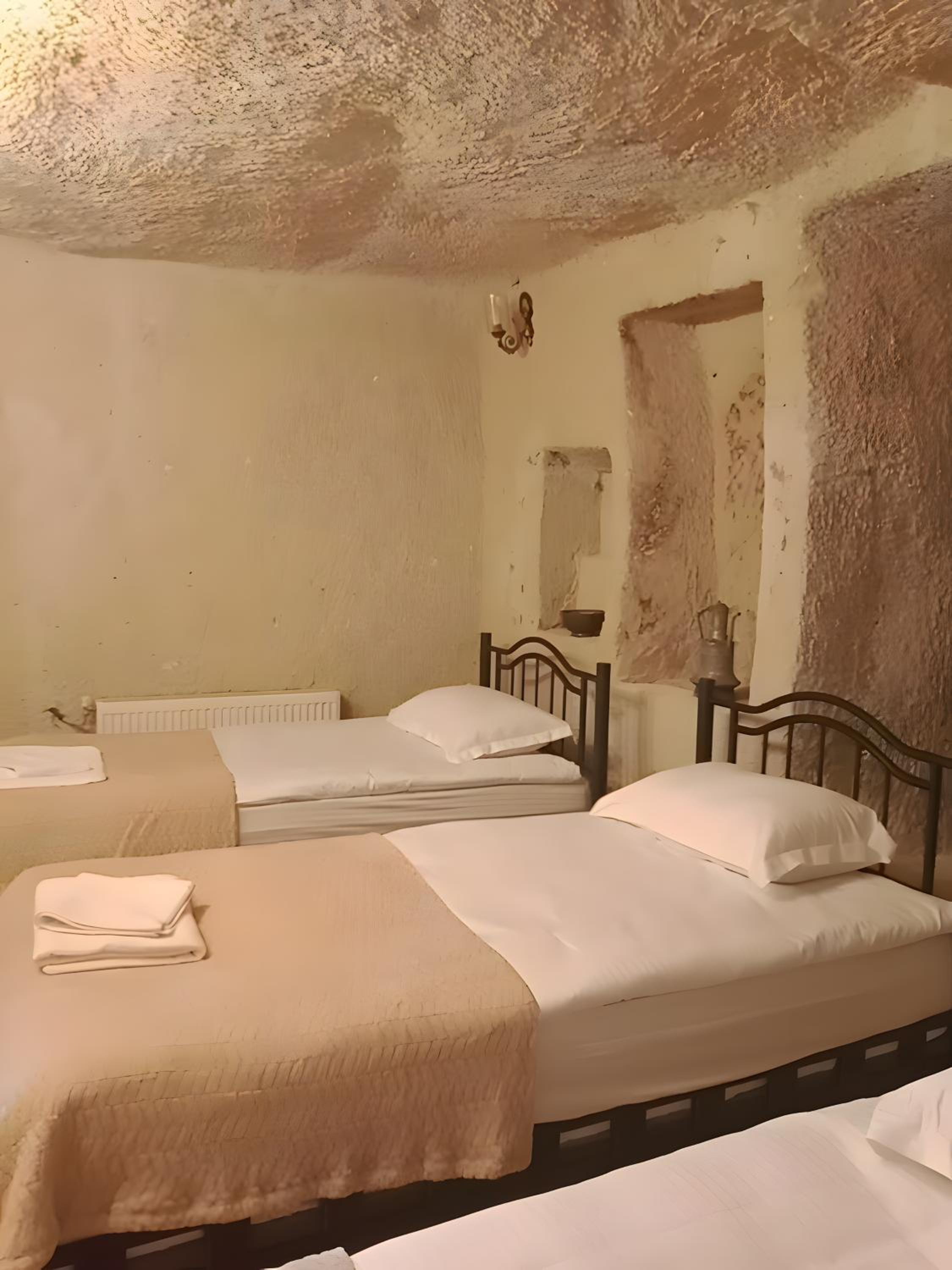 Economy Triple Room - Photo 3