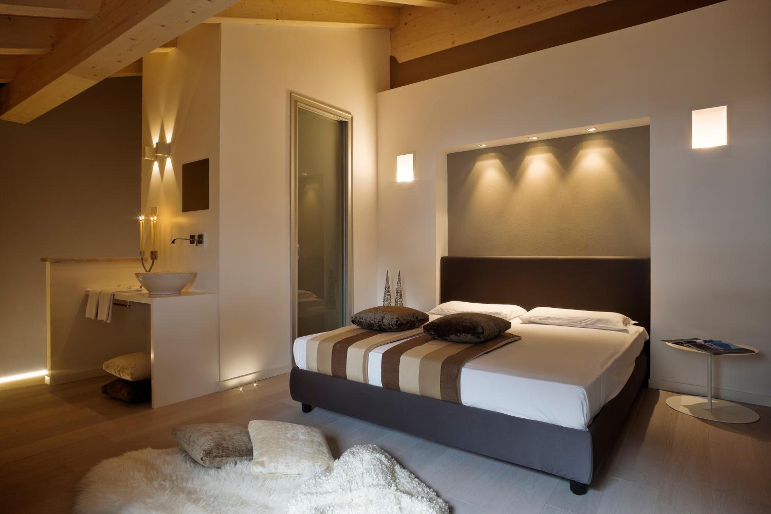 Duplex Suite with Spa Bath, Private Sauna and Fireplace photo 3