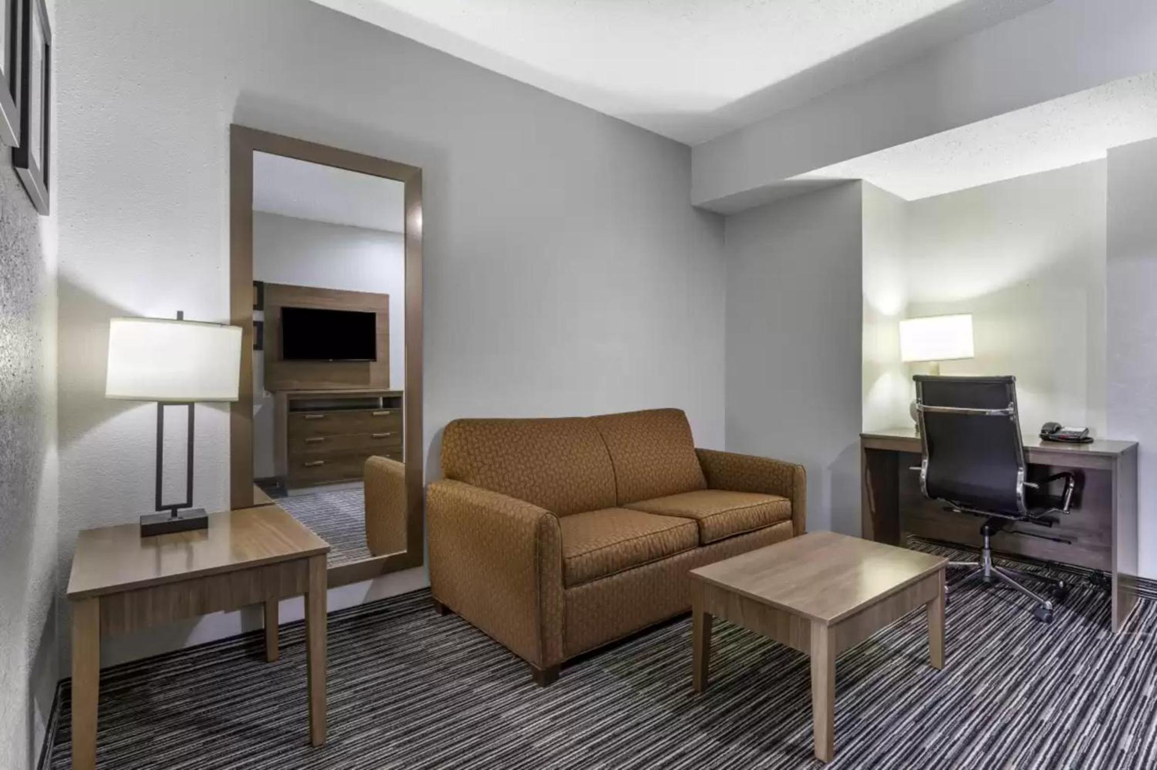 Queen Suite - Accessible/Non-Smoking - Photo 2