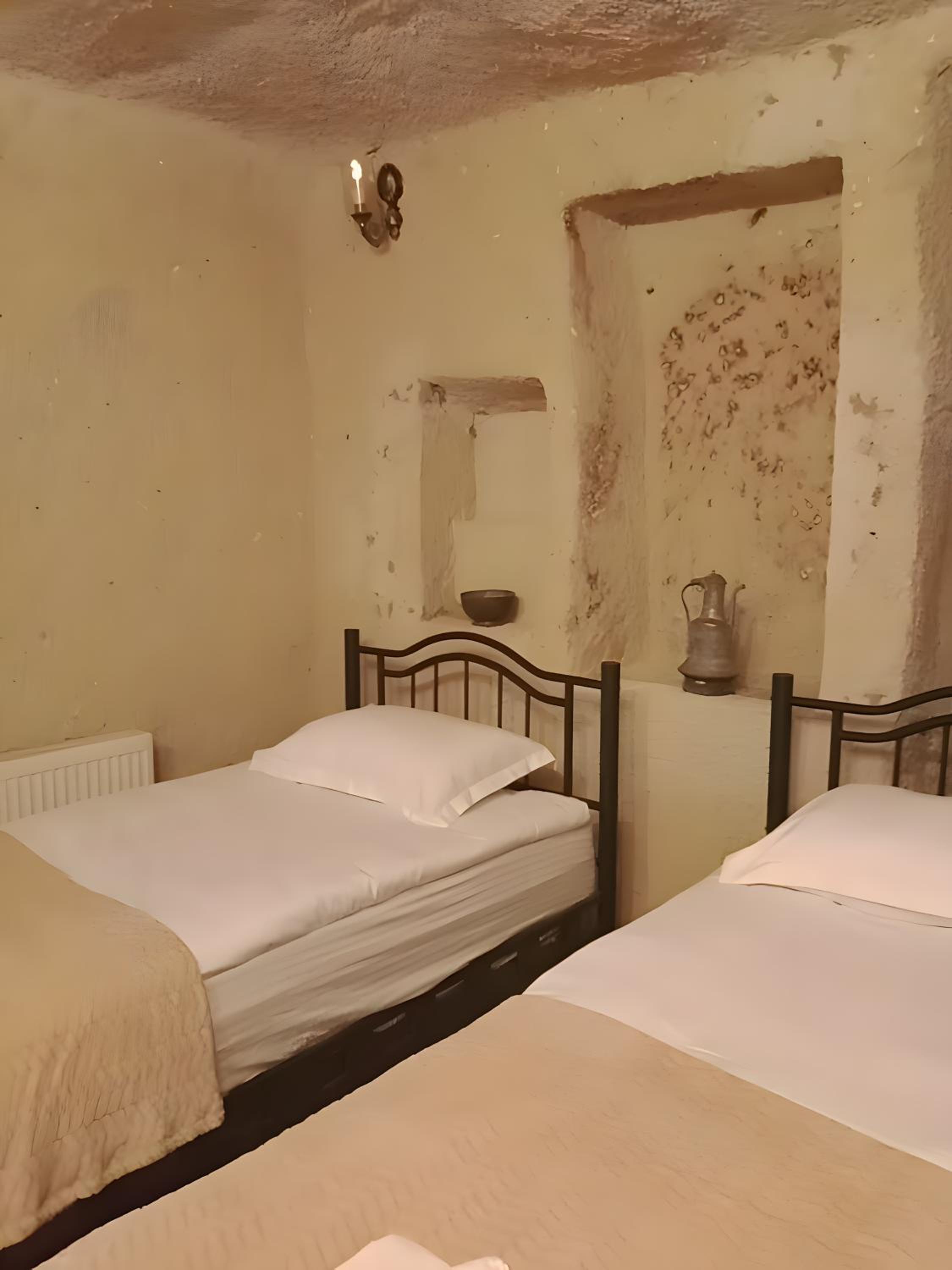 Economy Triple Room - Photo 7