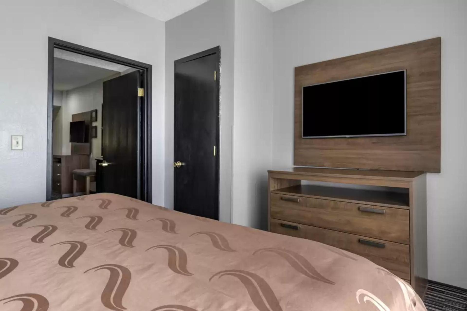 Queen Suite - Accessible/Non-Smoking - Photo 4