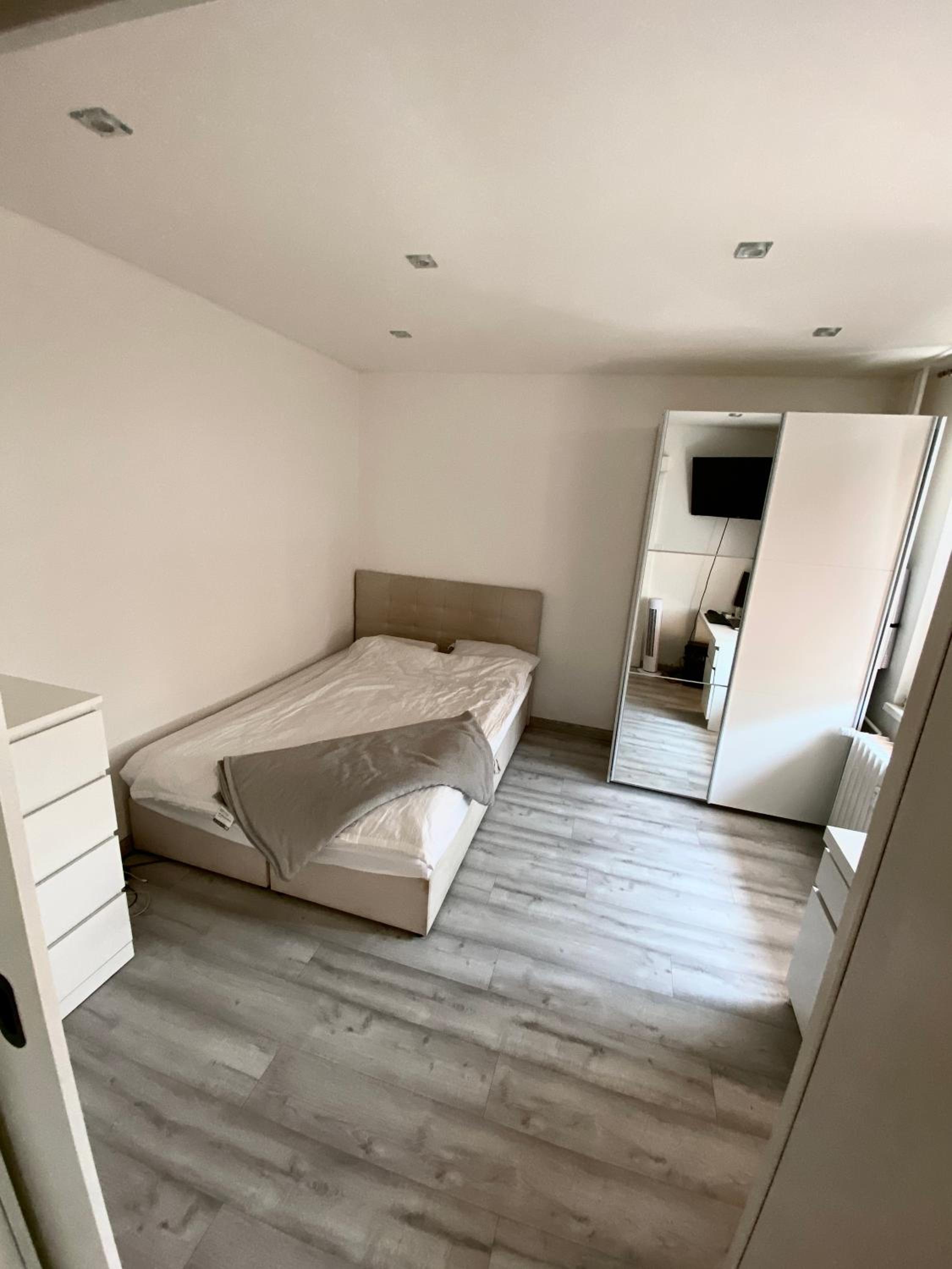 One-Bedroom Apartment photo 1