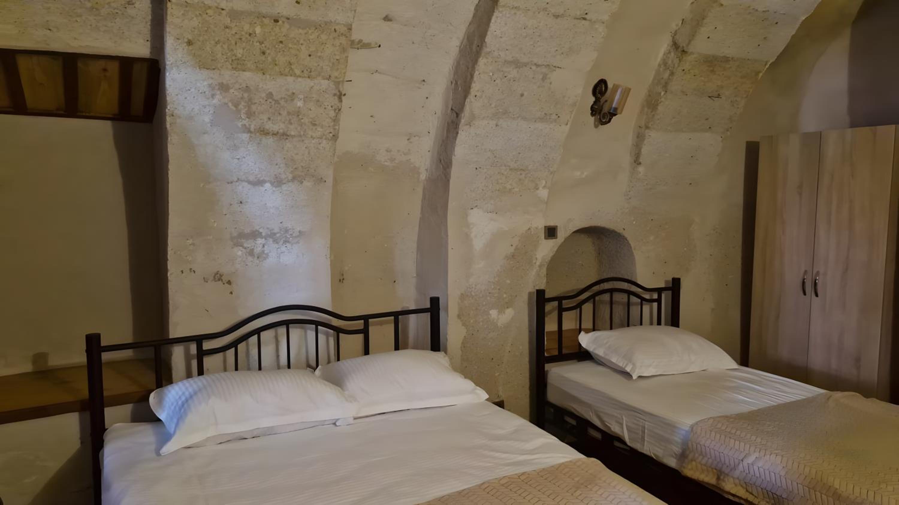 Economy Triple Room - Photo 4