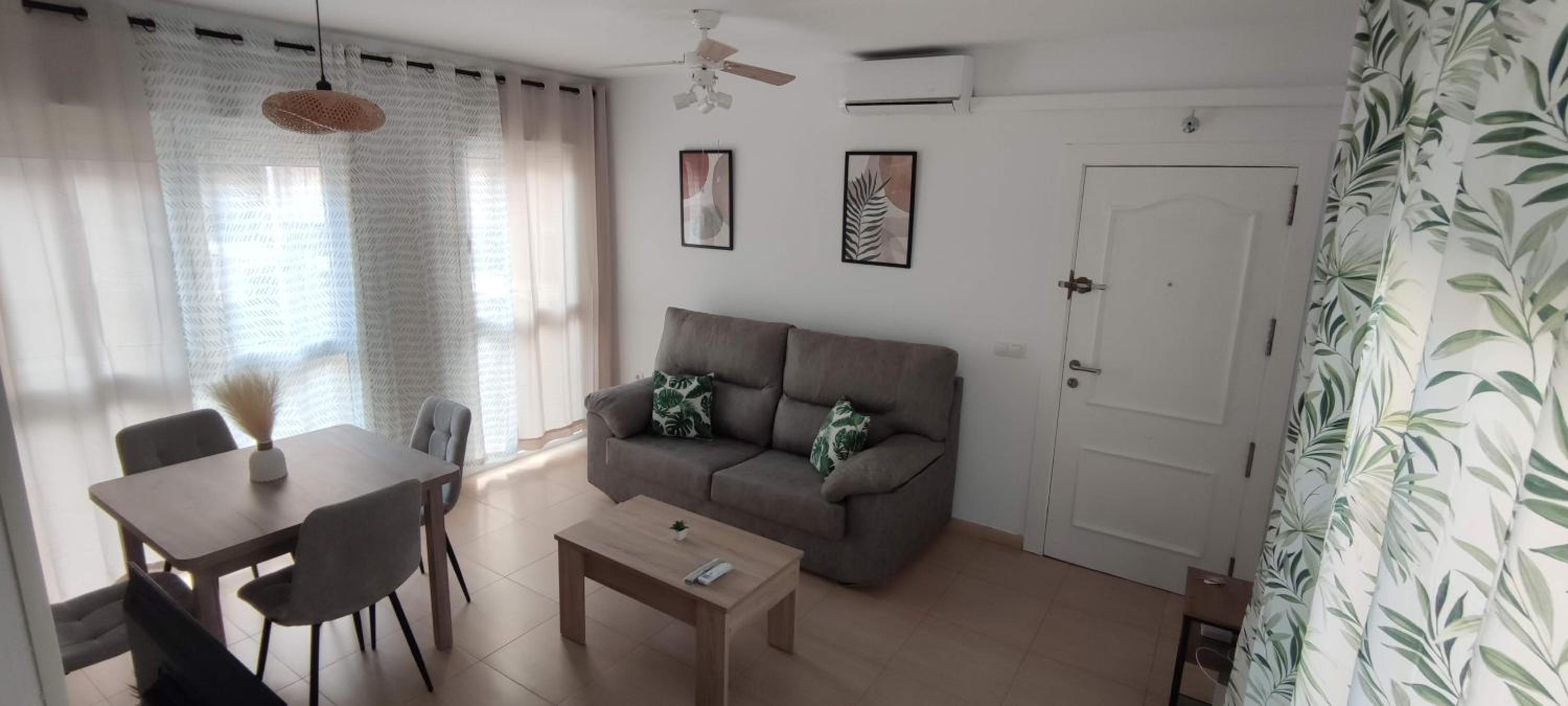 Apartamento de dos habitaciones con balcón y vista al mar