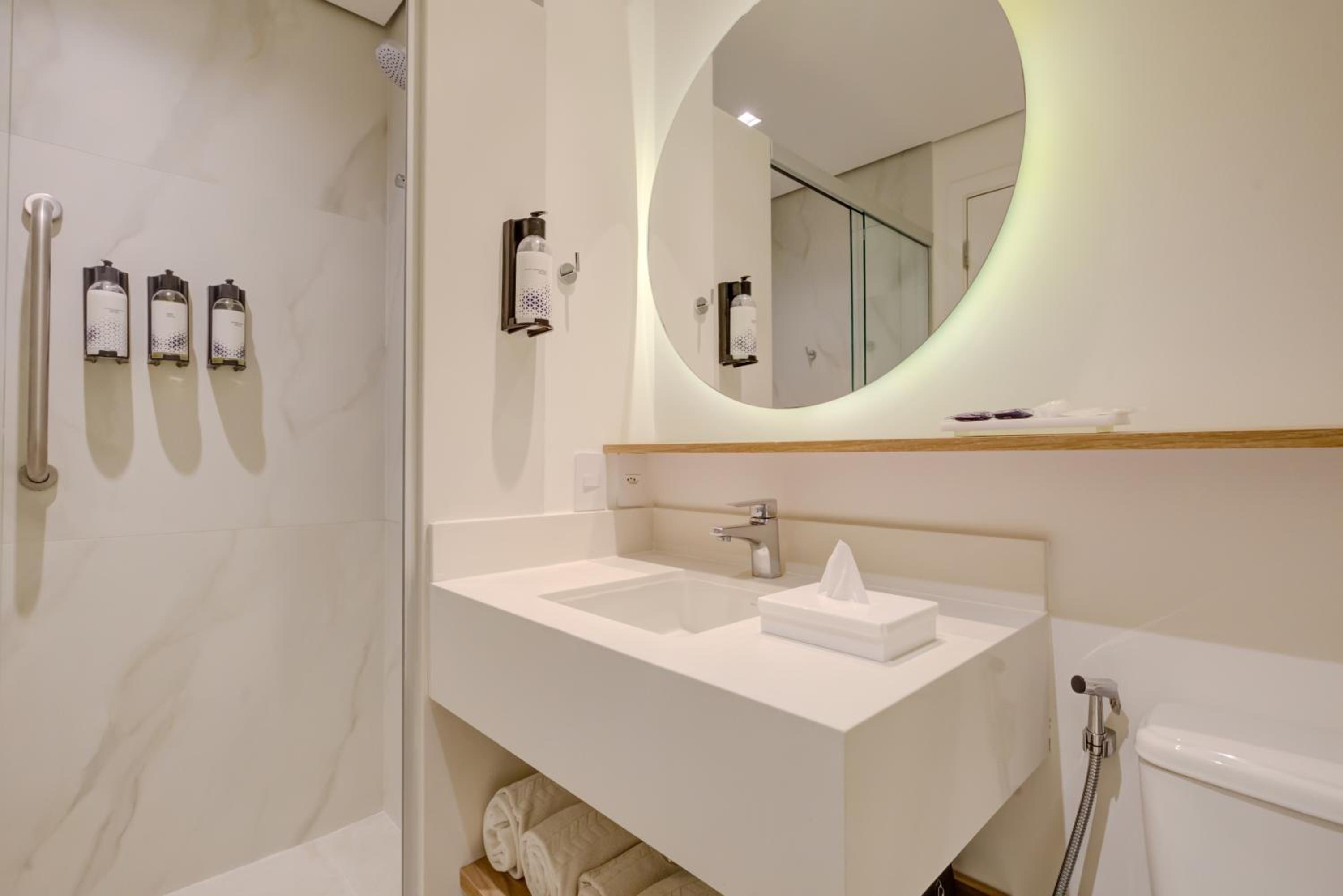 Queen Room with Roll-in Shower - Mobility Accessible