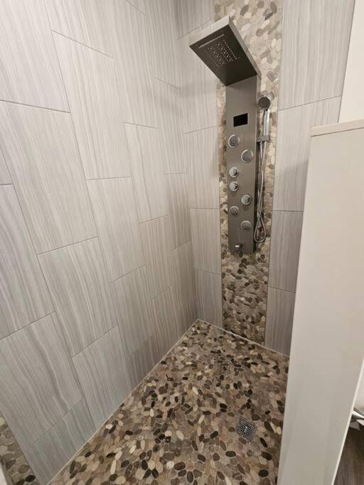 Five-Bedroom House photo 2
