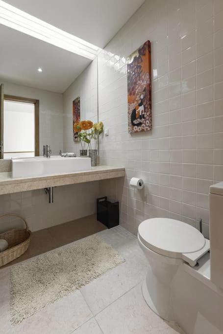 Six-Bedroom House photo 2