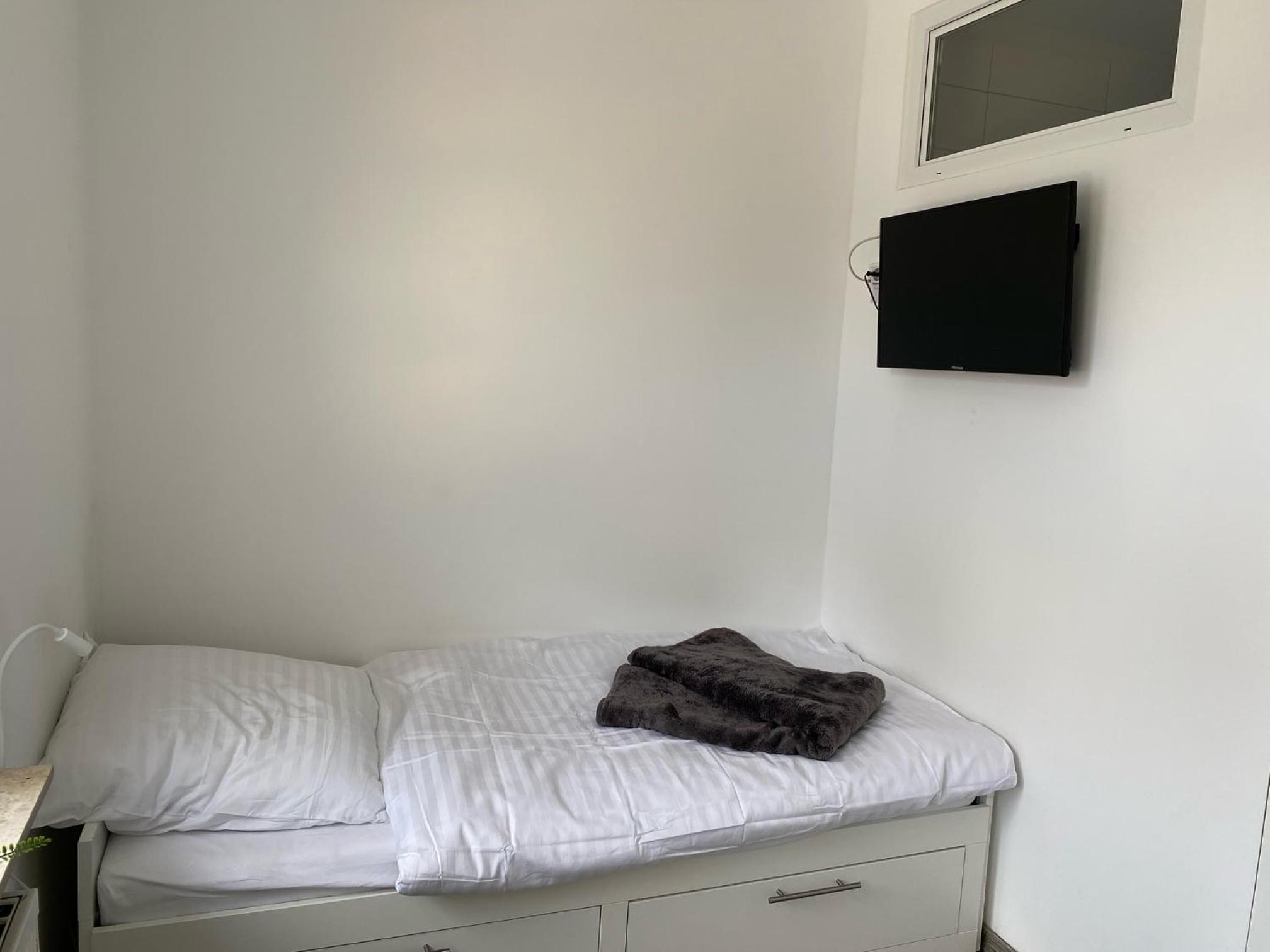 One-Bedroom Apartment photo 1