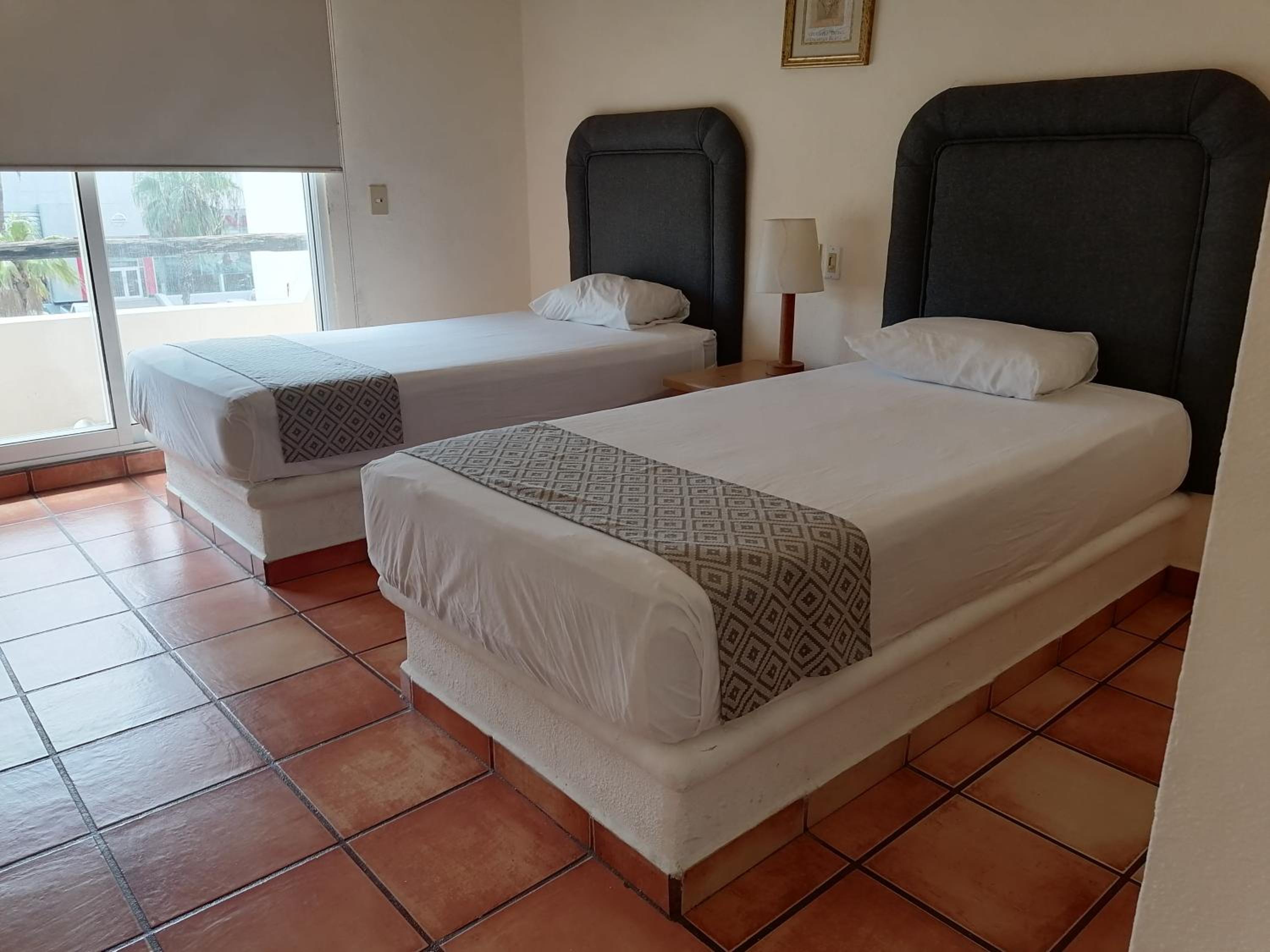 Double Room with Two Queen Beds photo 3
