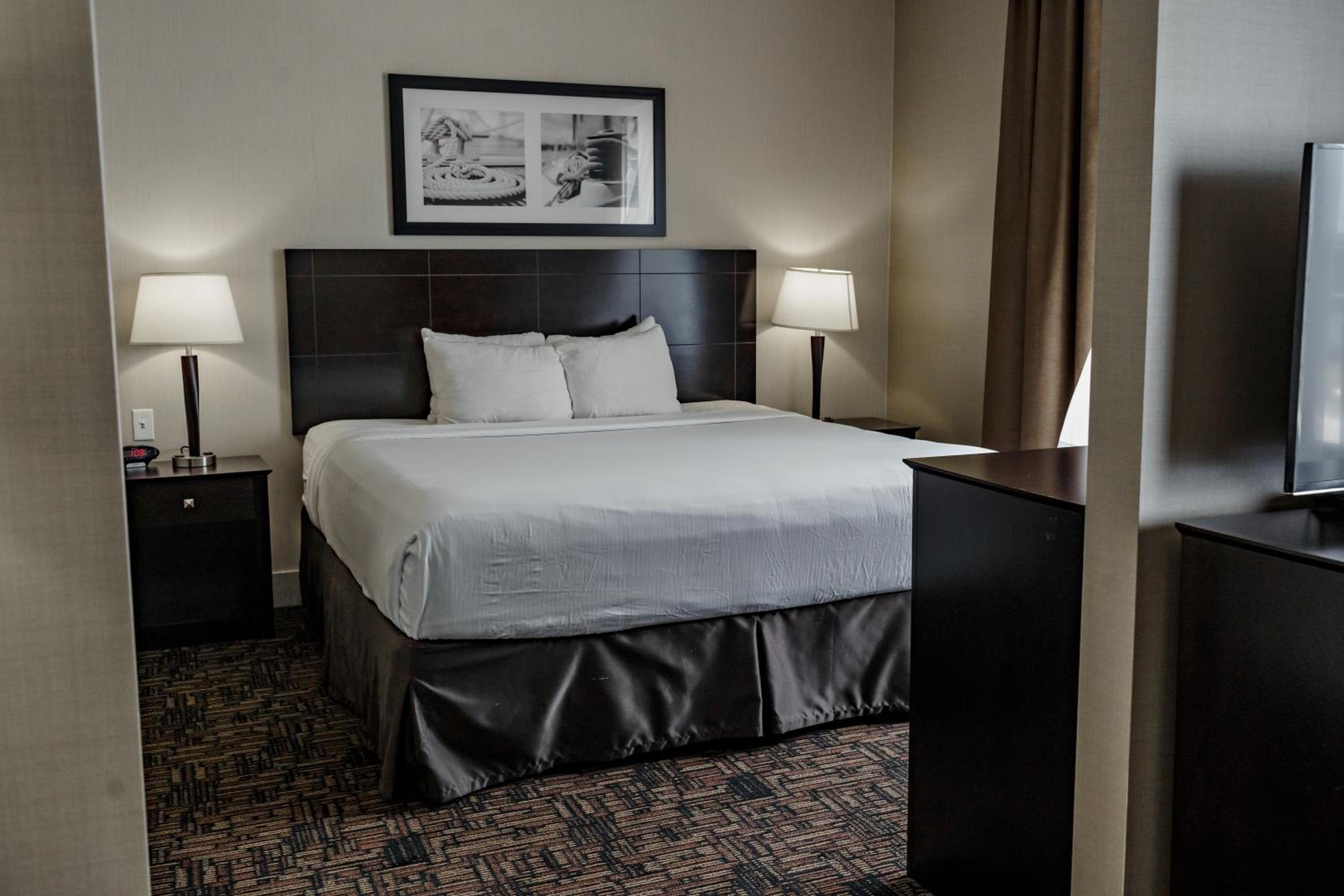 KING BED-1 BEDROOM SUITE-NON SMOKING photo 1
