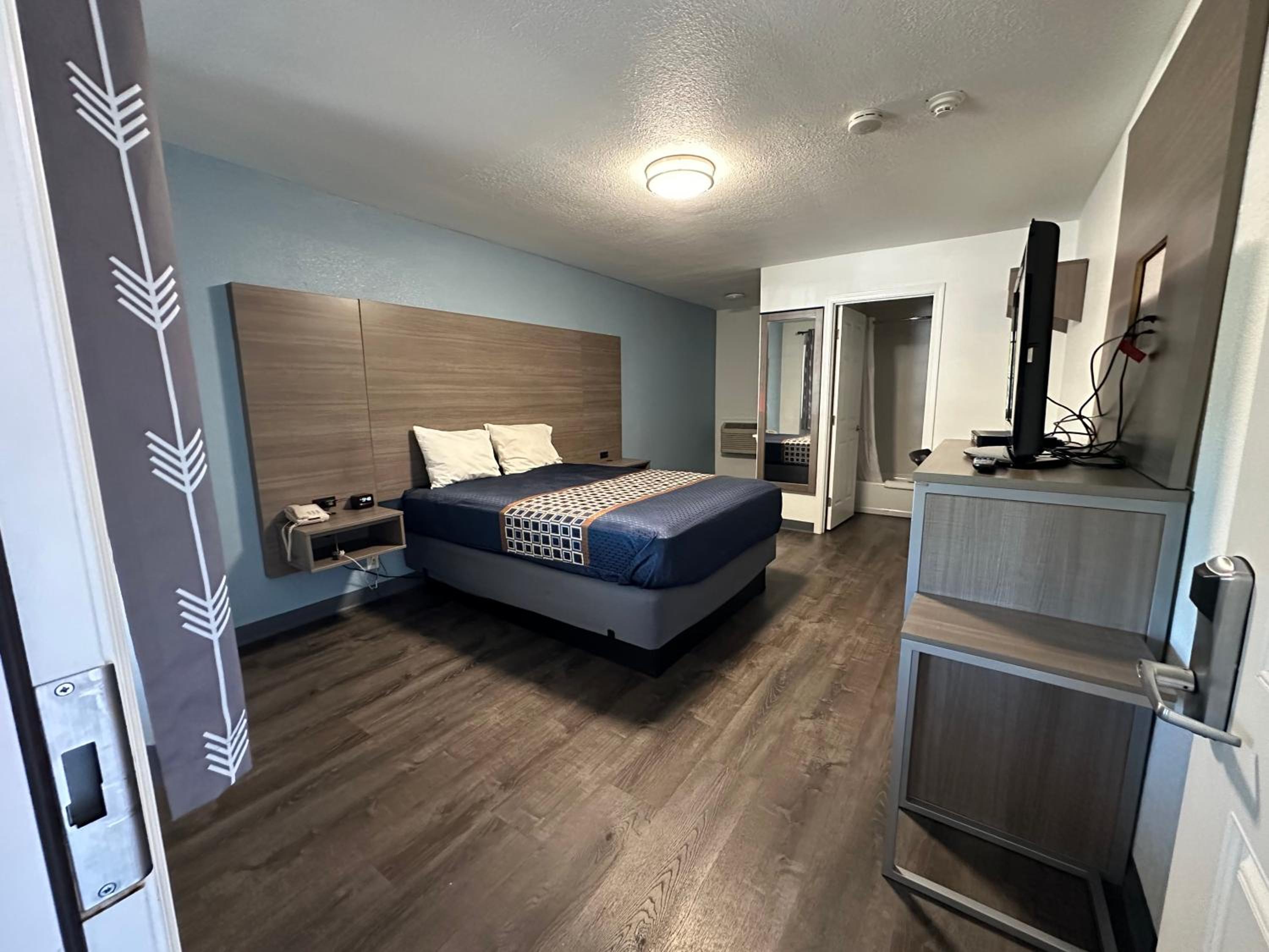 Queen Room photo 2