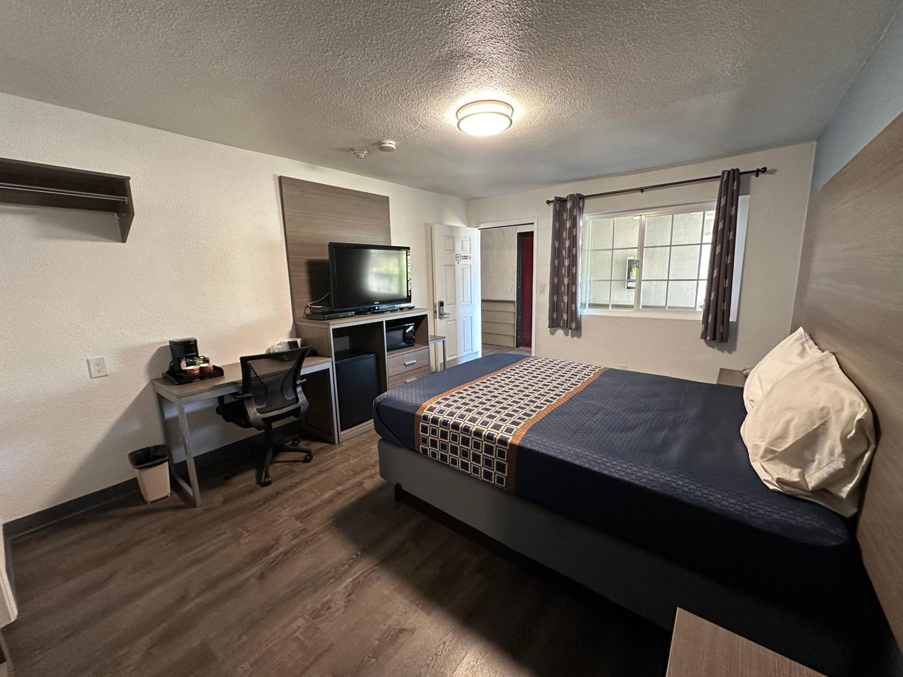 Queen Room photo 1