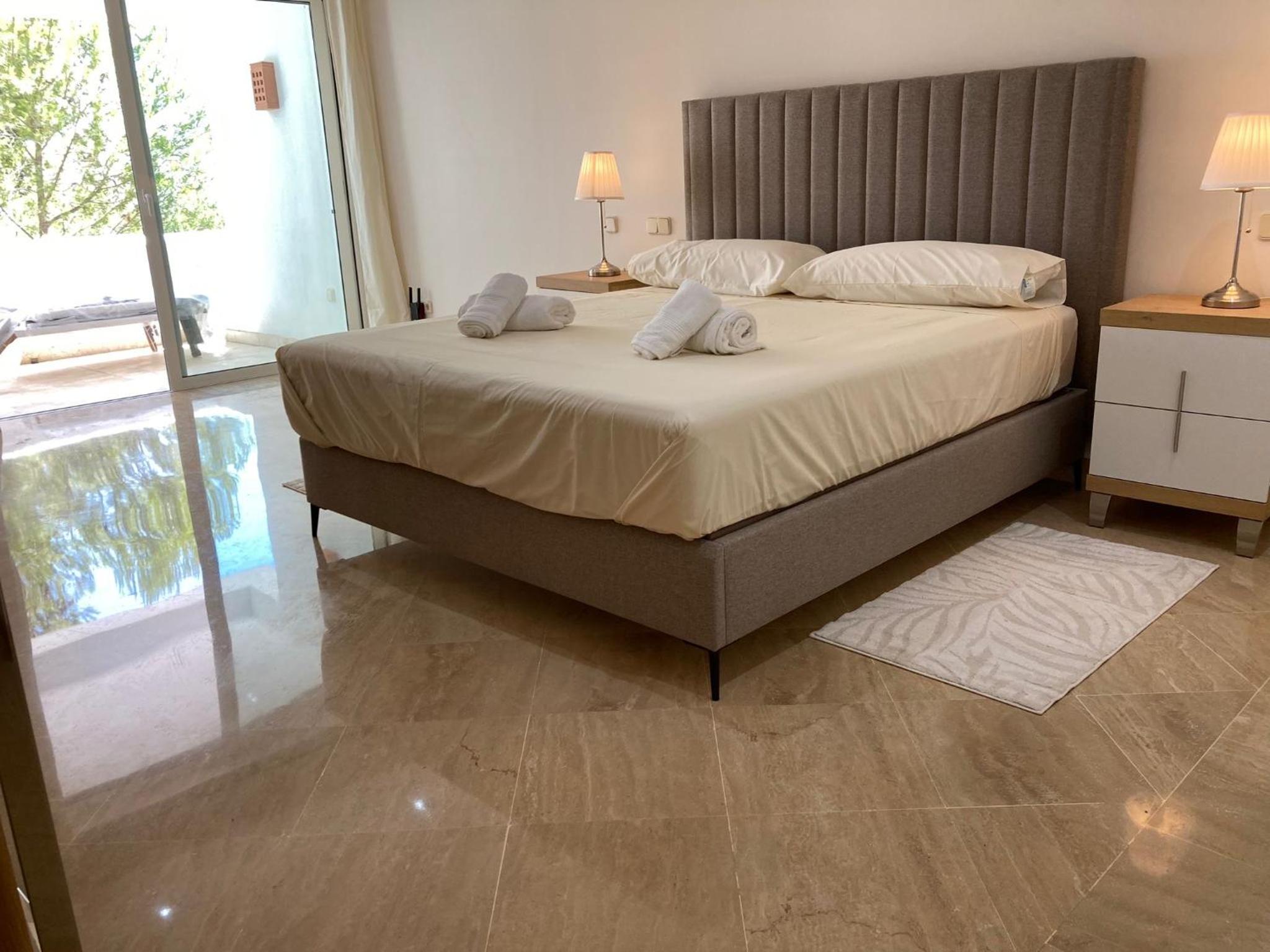 Apartamento de una habitación con vista al mar y balcón.