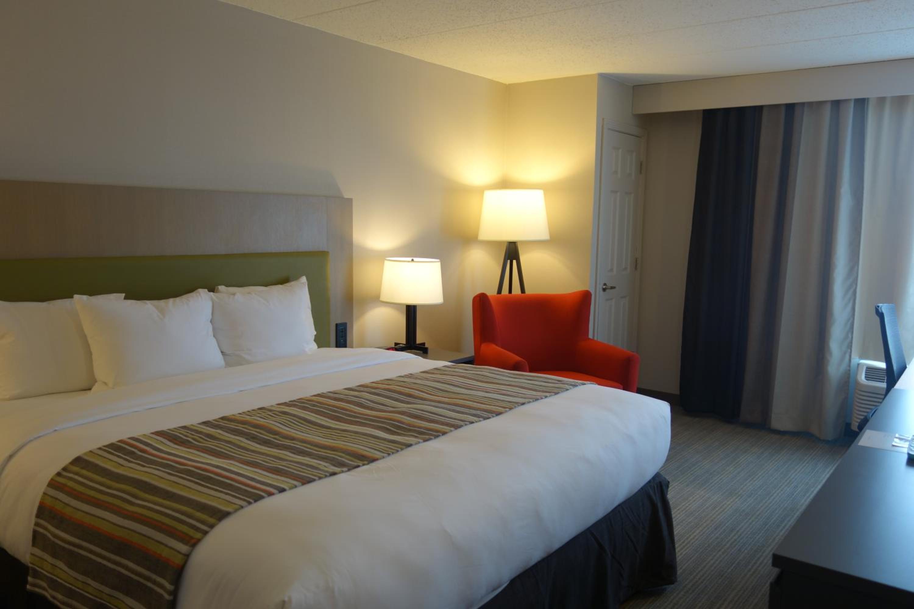 Whirlpool King Suite - Non-Smoking photo 2