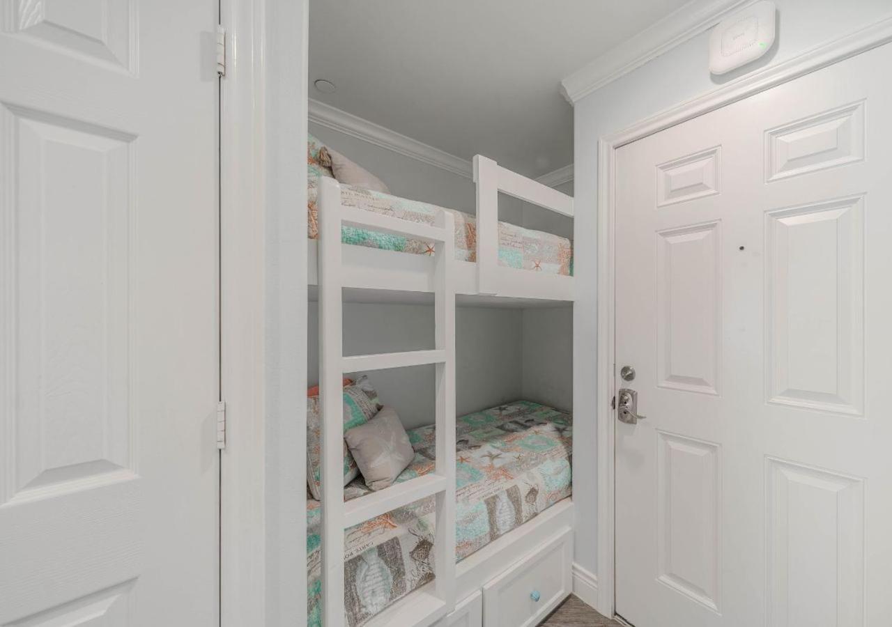 One-Bedroom Apartment with Sea View photo 2
