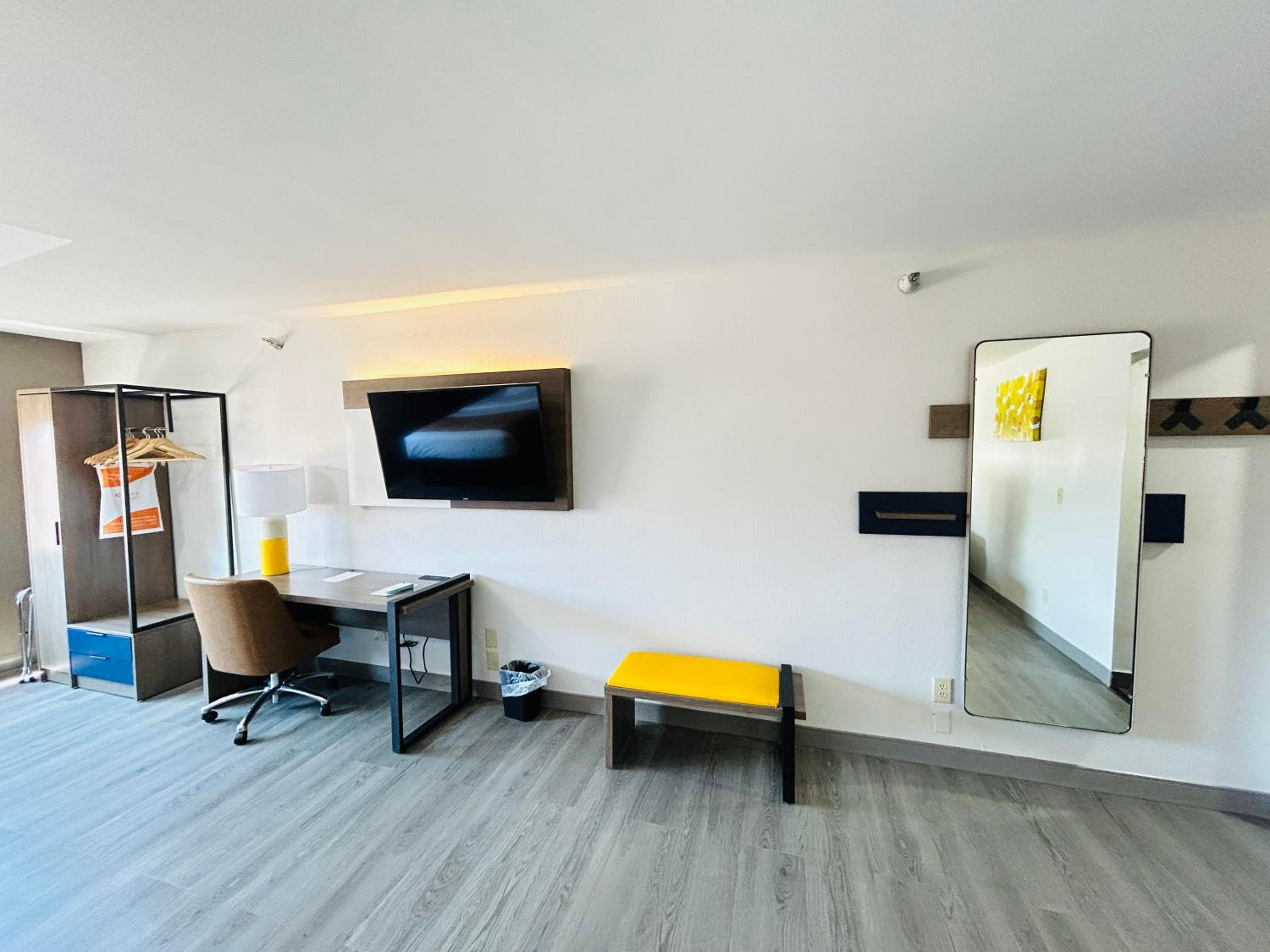 King Suite - Non-Smoking - Photo 16