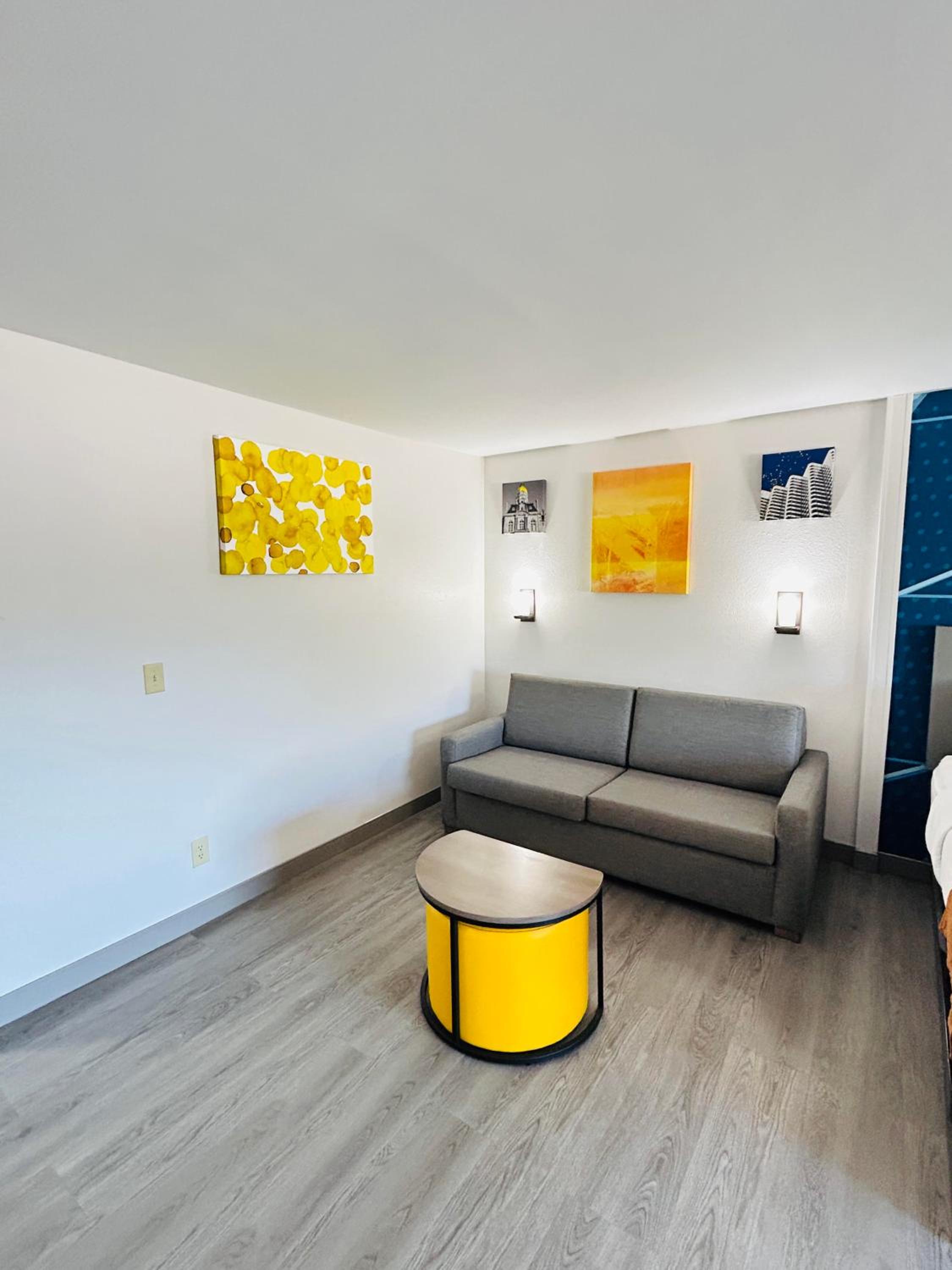 King Suite - Non-Smoking - Photo 2