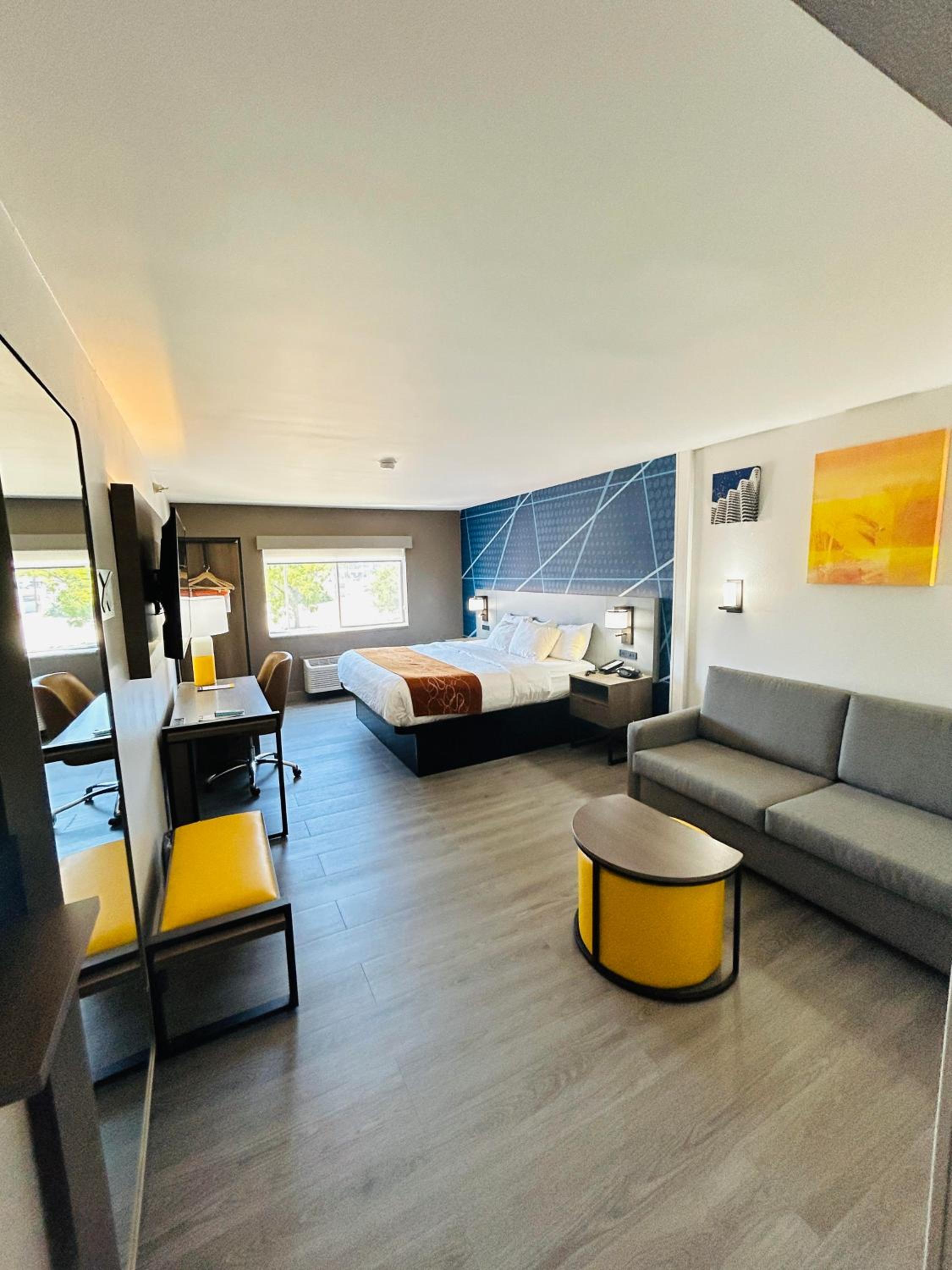 King Suite - Non-Smoking - Photo 4